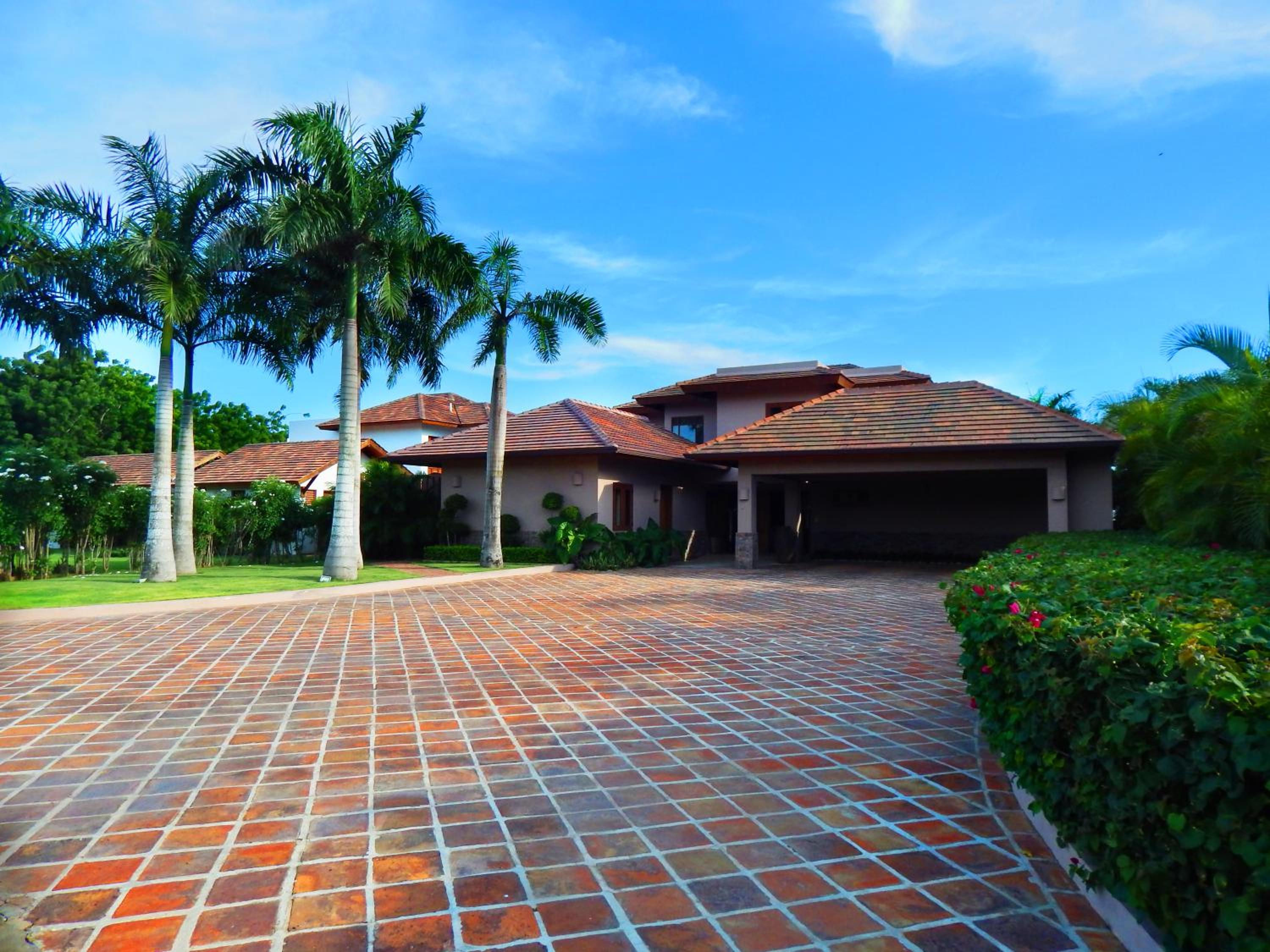 Classic Four-Bedroom Villa - Golf Cart Included - Photo 2