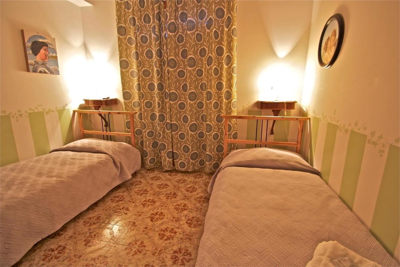 Twin Room with Shared Bathroom photo 3