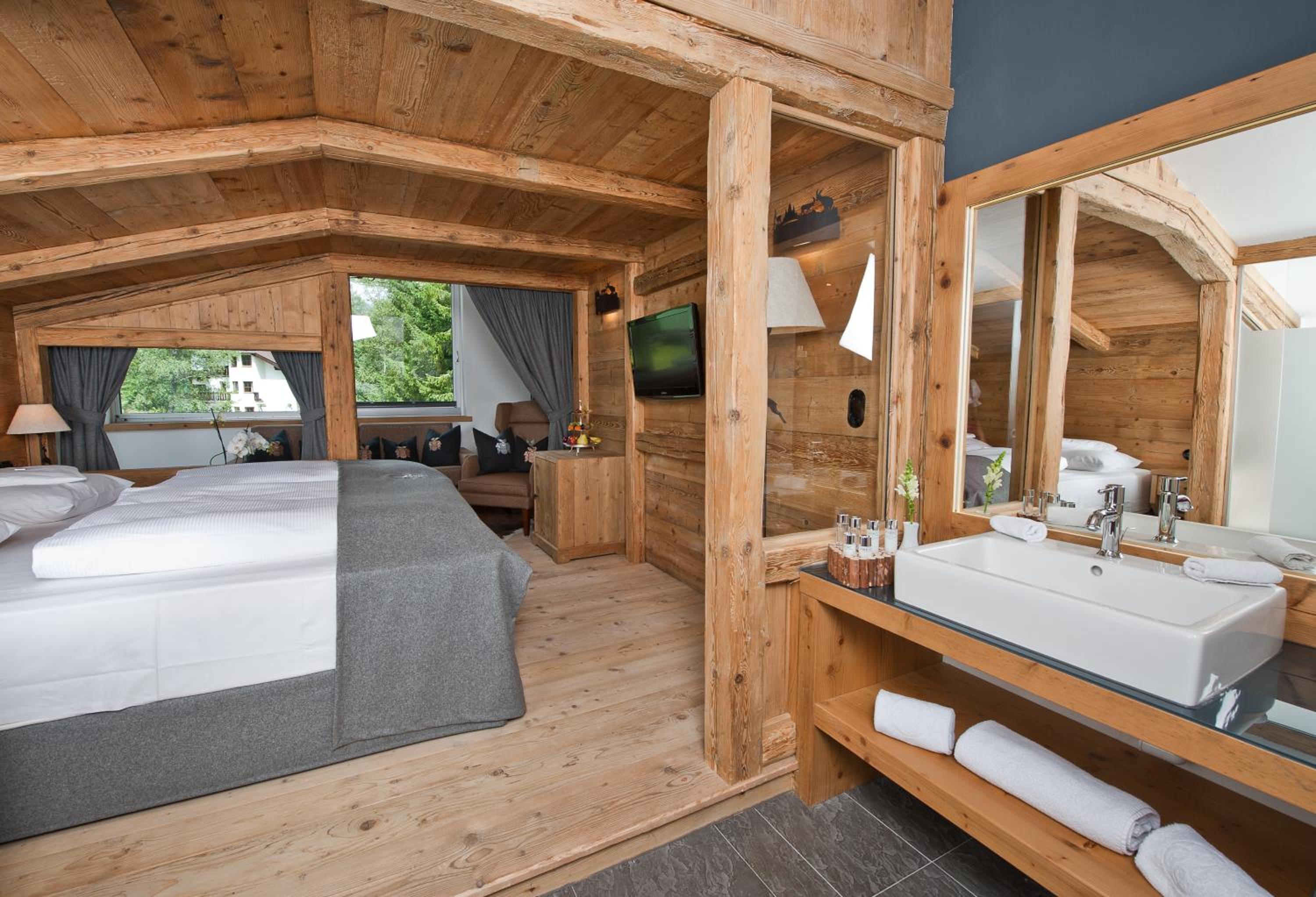 Deluxe Double Room - Photo 11