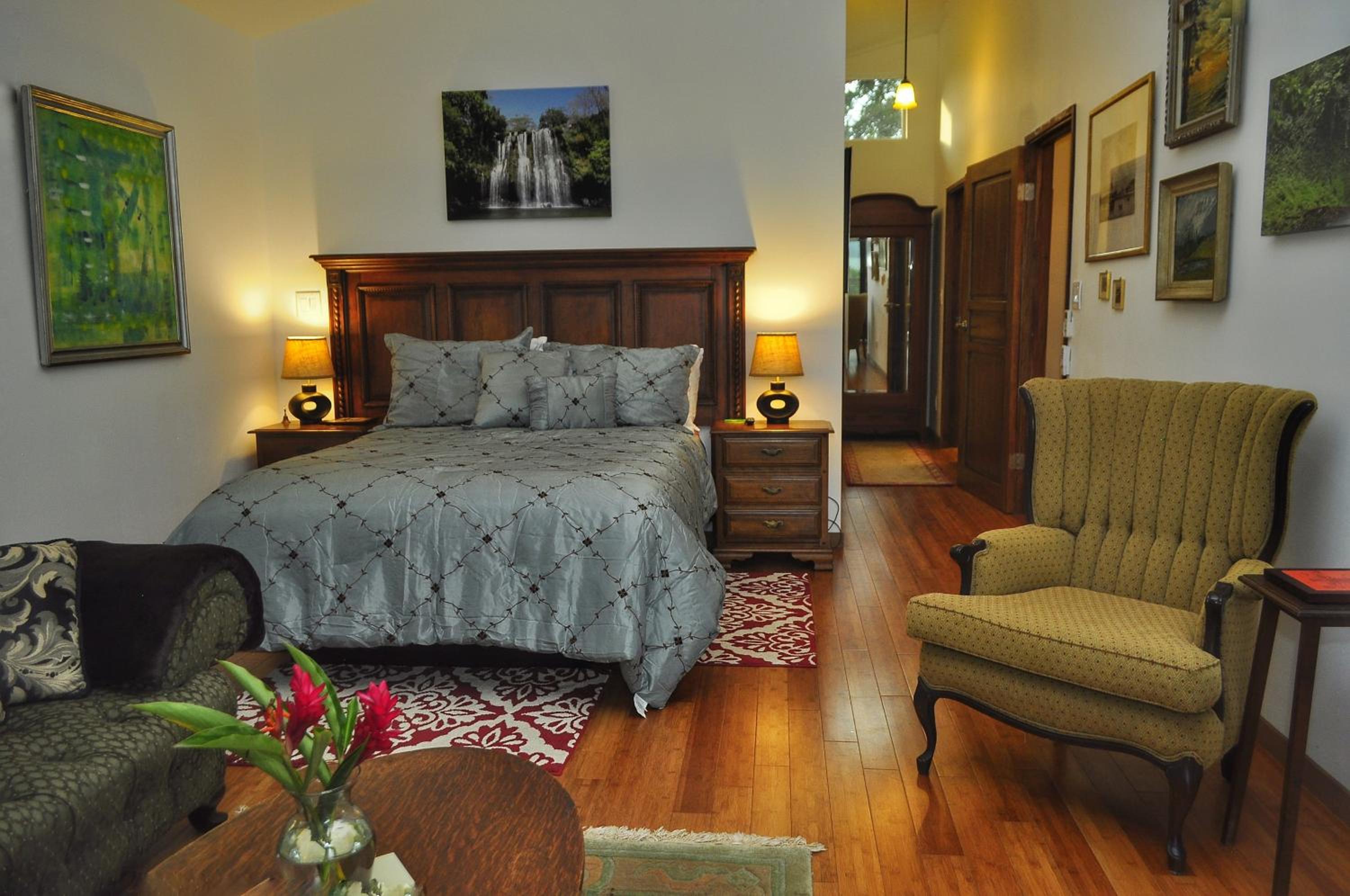 Deluxe Queen Suite photo 3