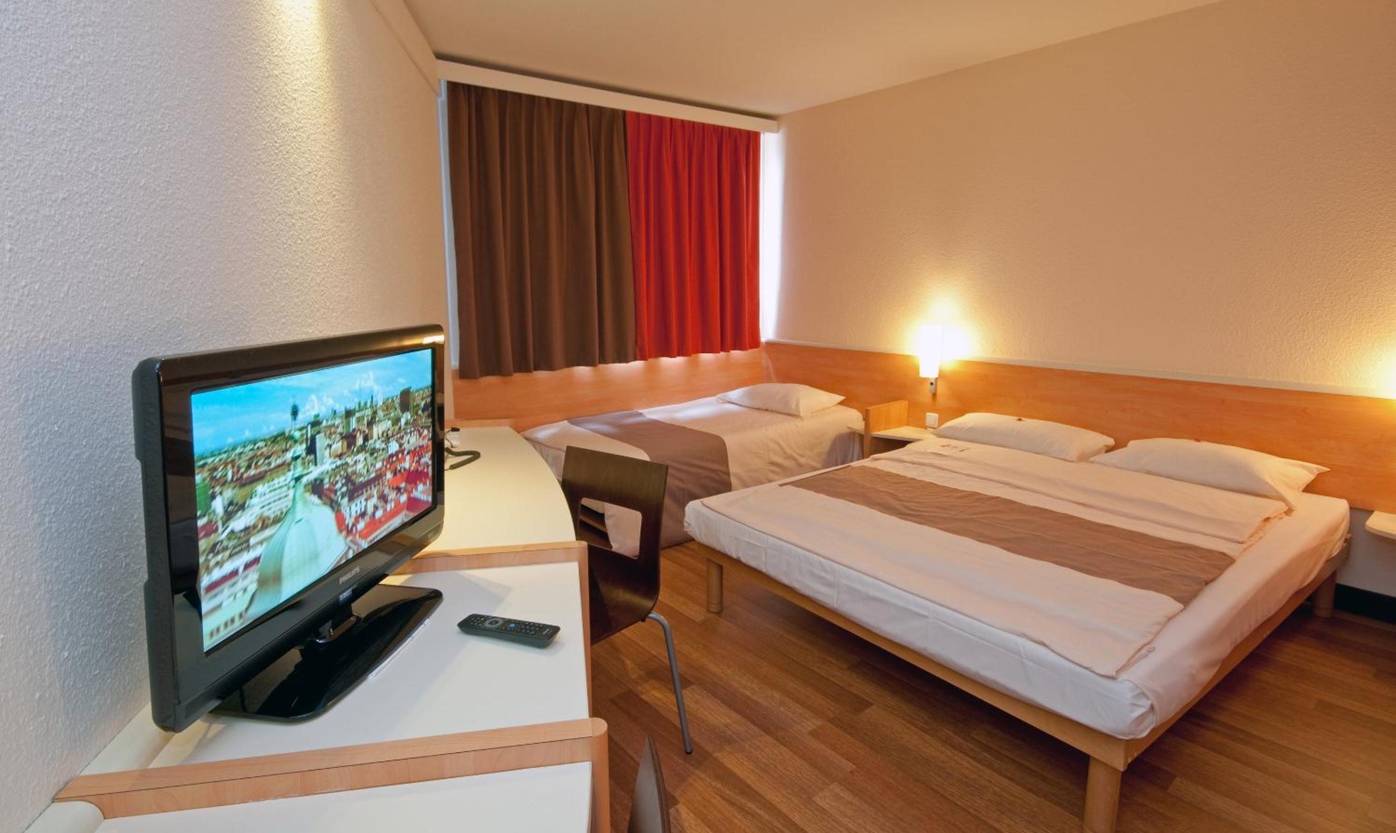 Standard Room with One Double Bed and One Single Bed photo 3
