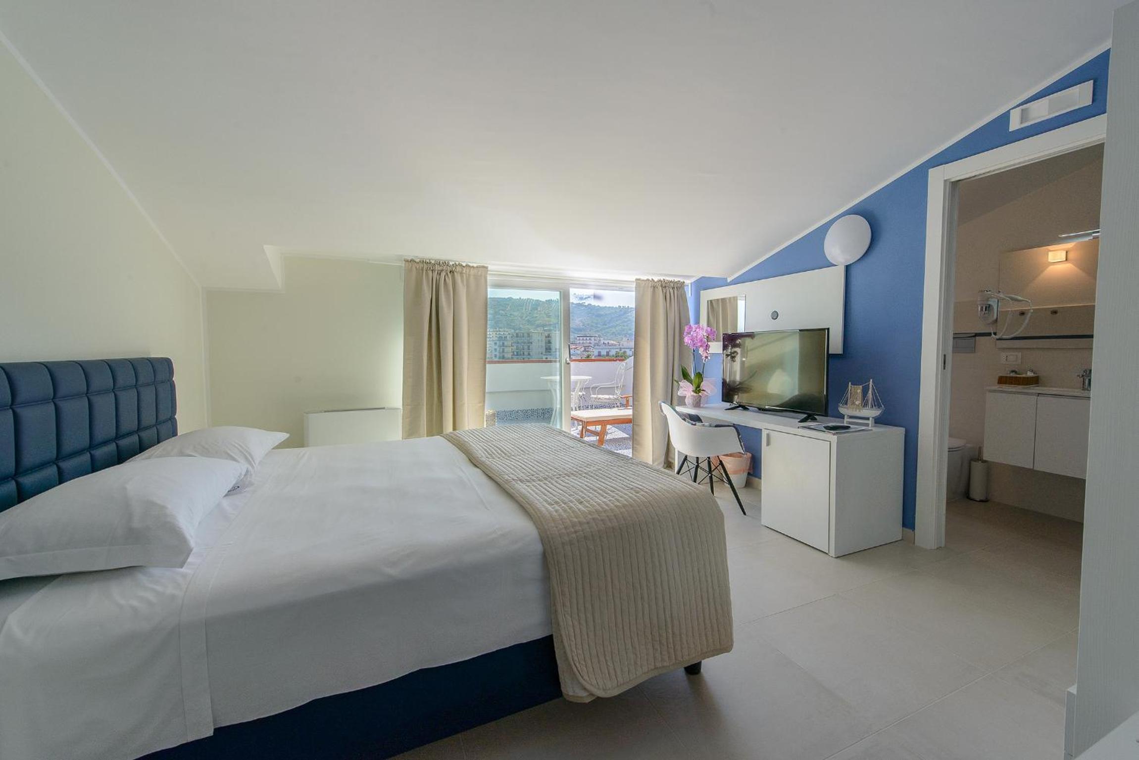 Deluxe King Room with Terrace and Sea View photo 3
