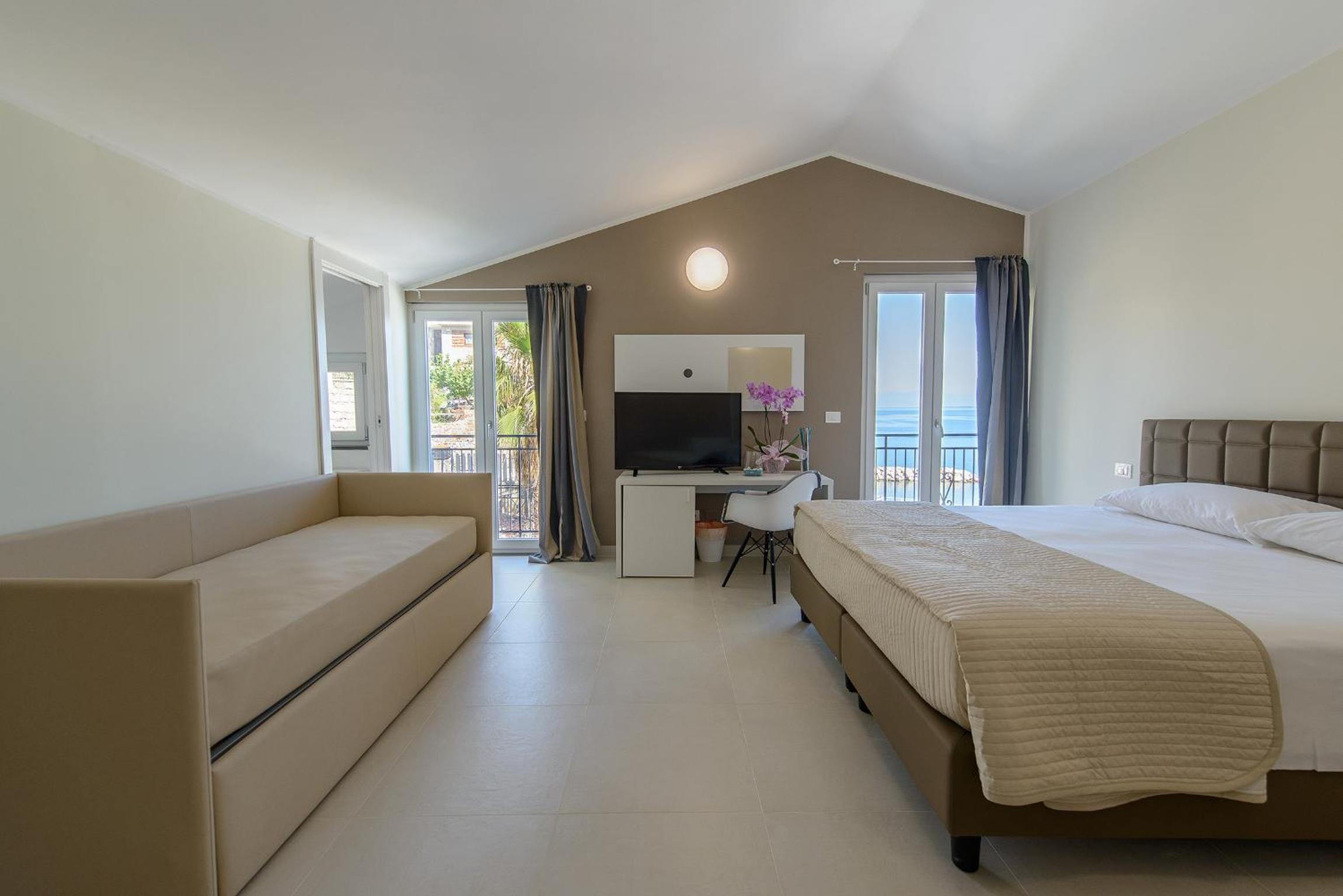 Quadruple Room with Balcony and Sea View photo 2