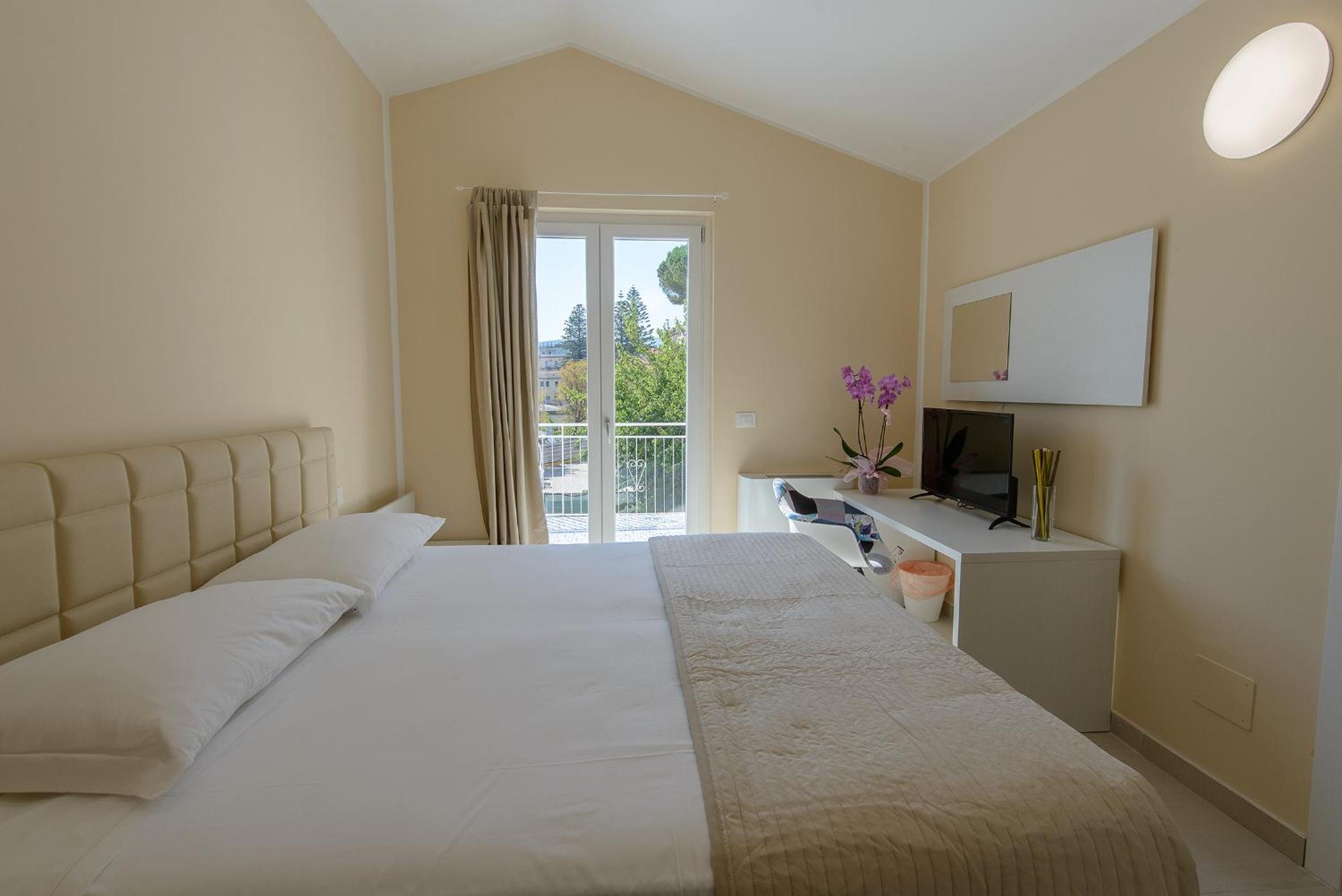 Double Room with Side Sea View photo 2