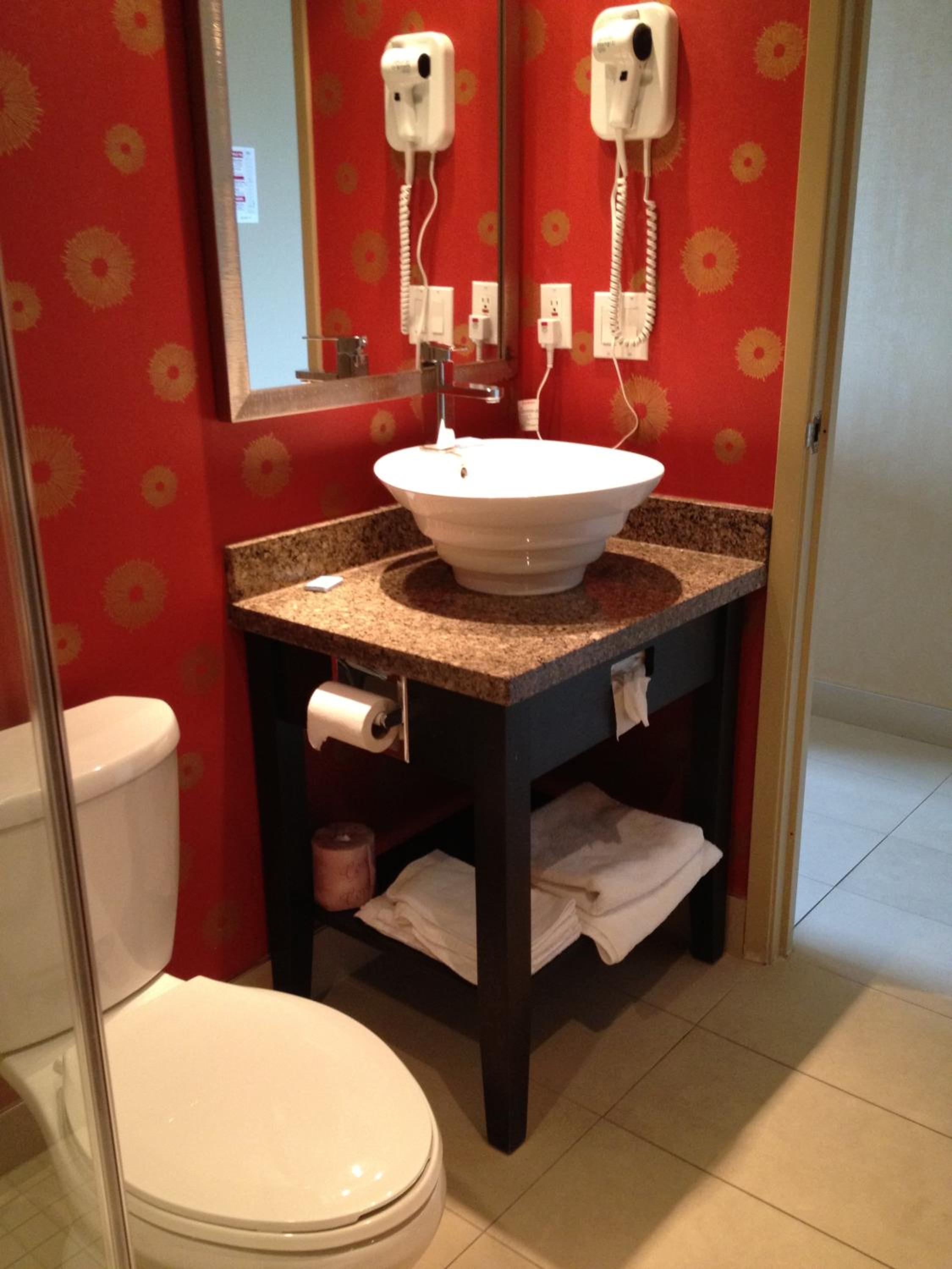 Deluxe Queen Room - Photo 11