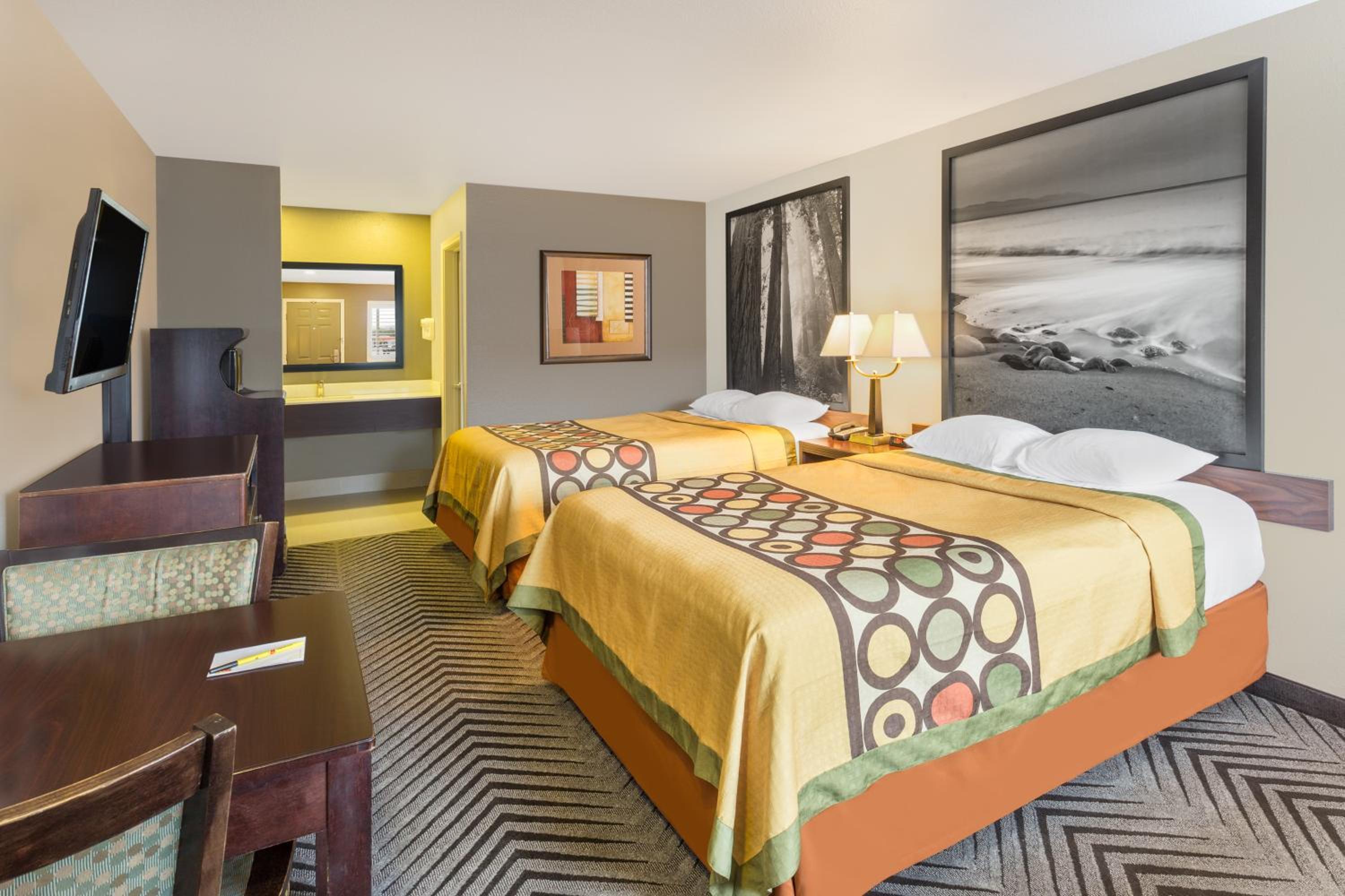 Queen Room with Two Queen Beds - Non-Smoking - Photo 1