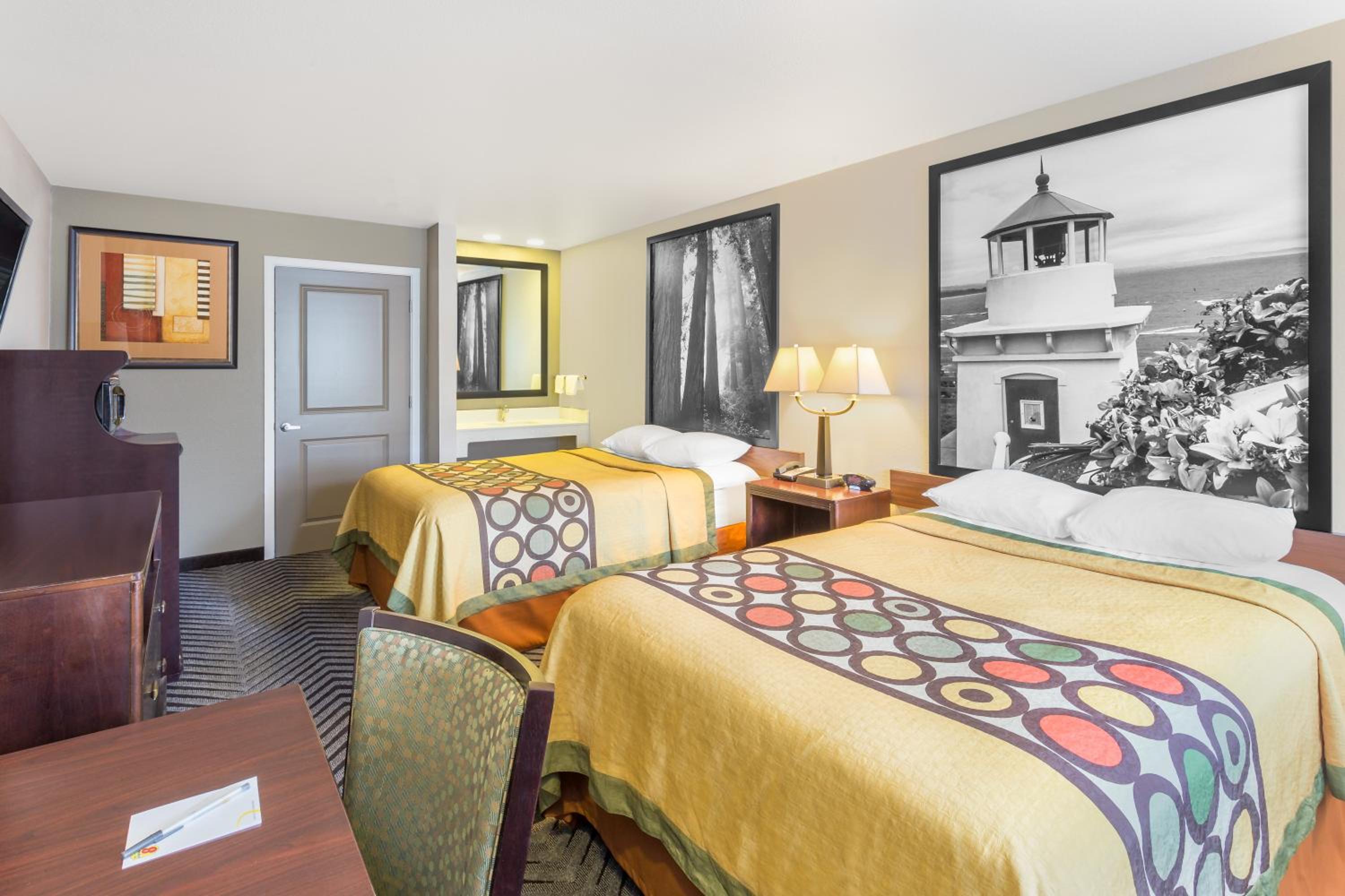 Double Room with Two Double Beds and Mobility/Hearing Access - Non-Smoking - Photo 1