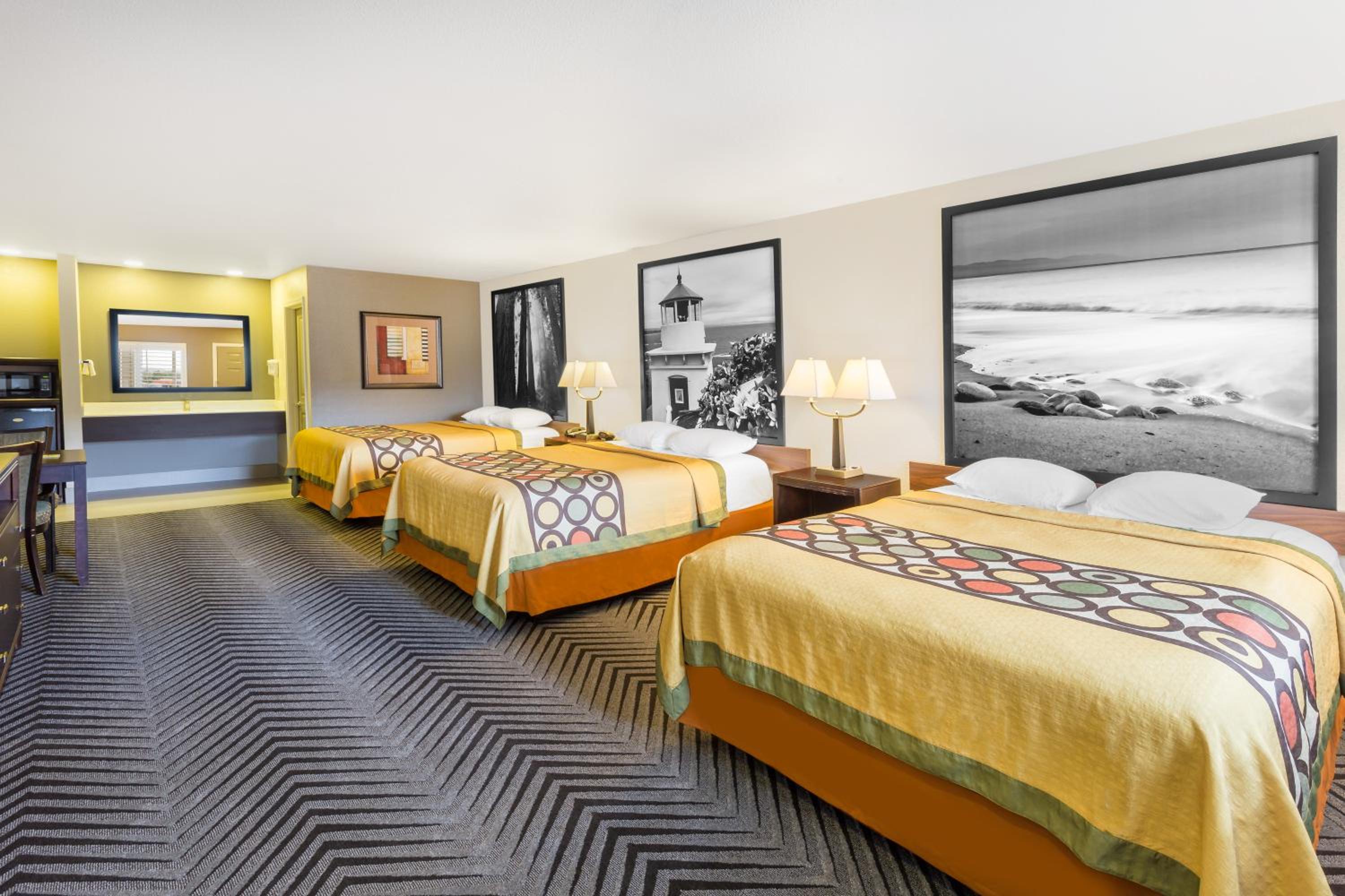 Three Queen Beds - Non-Smoking - Photo 1