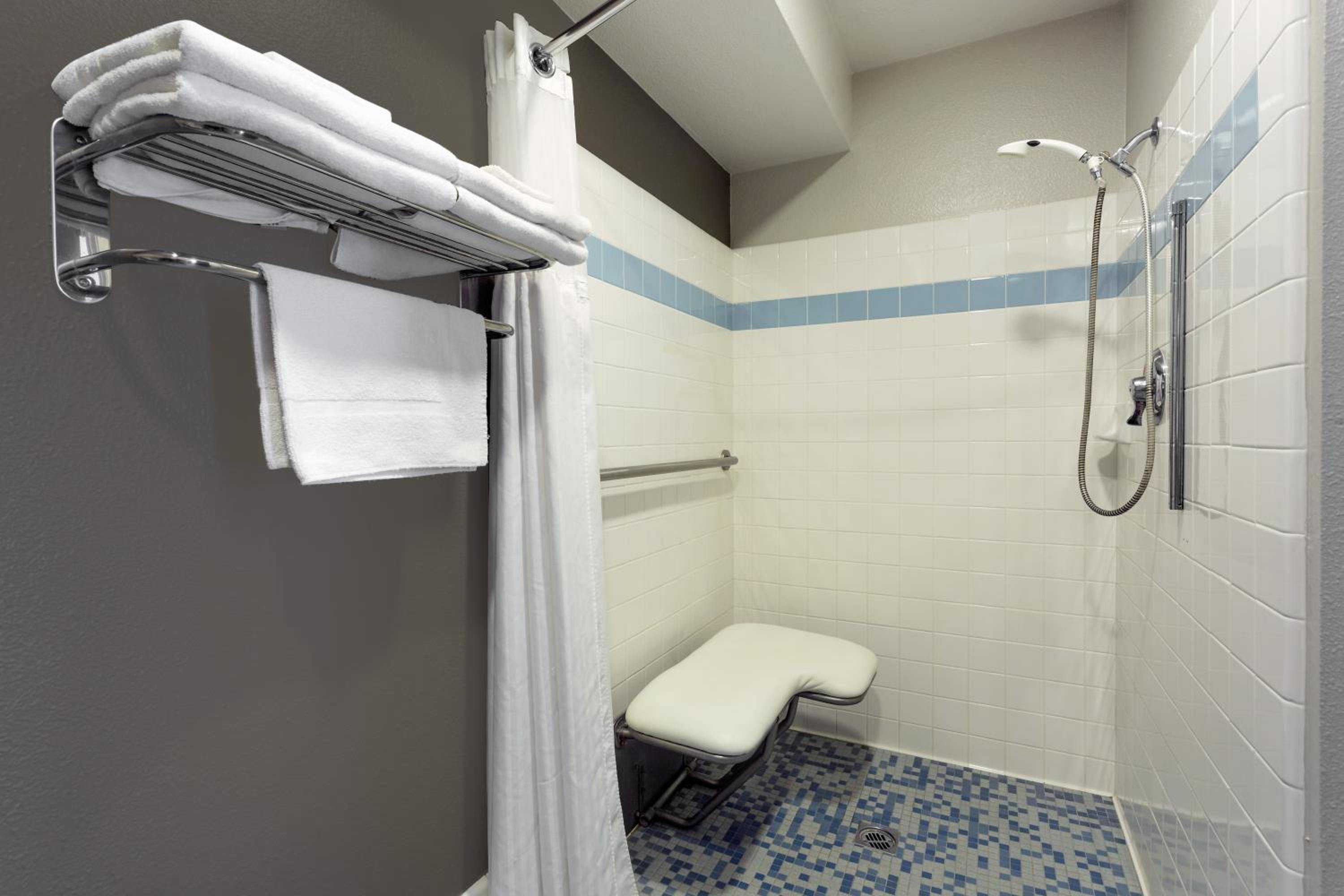 Double Room with Two Double Beds and Mobility/Hearing Access - Non-Smoking - Photo 4
