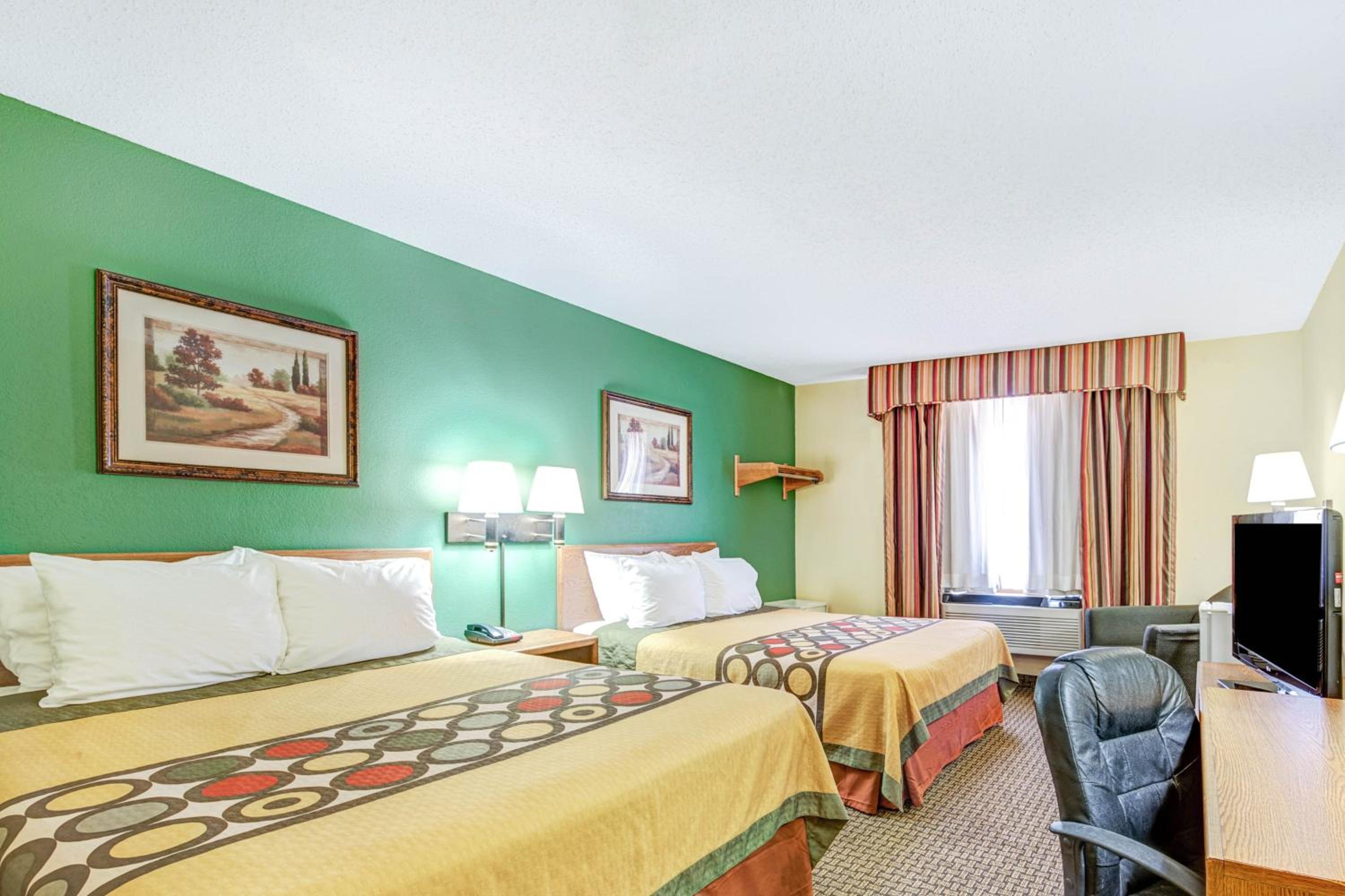Queen Room with Two Queen Beds - Non-Smoking - Photo 4