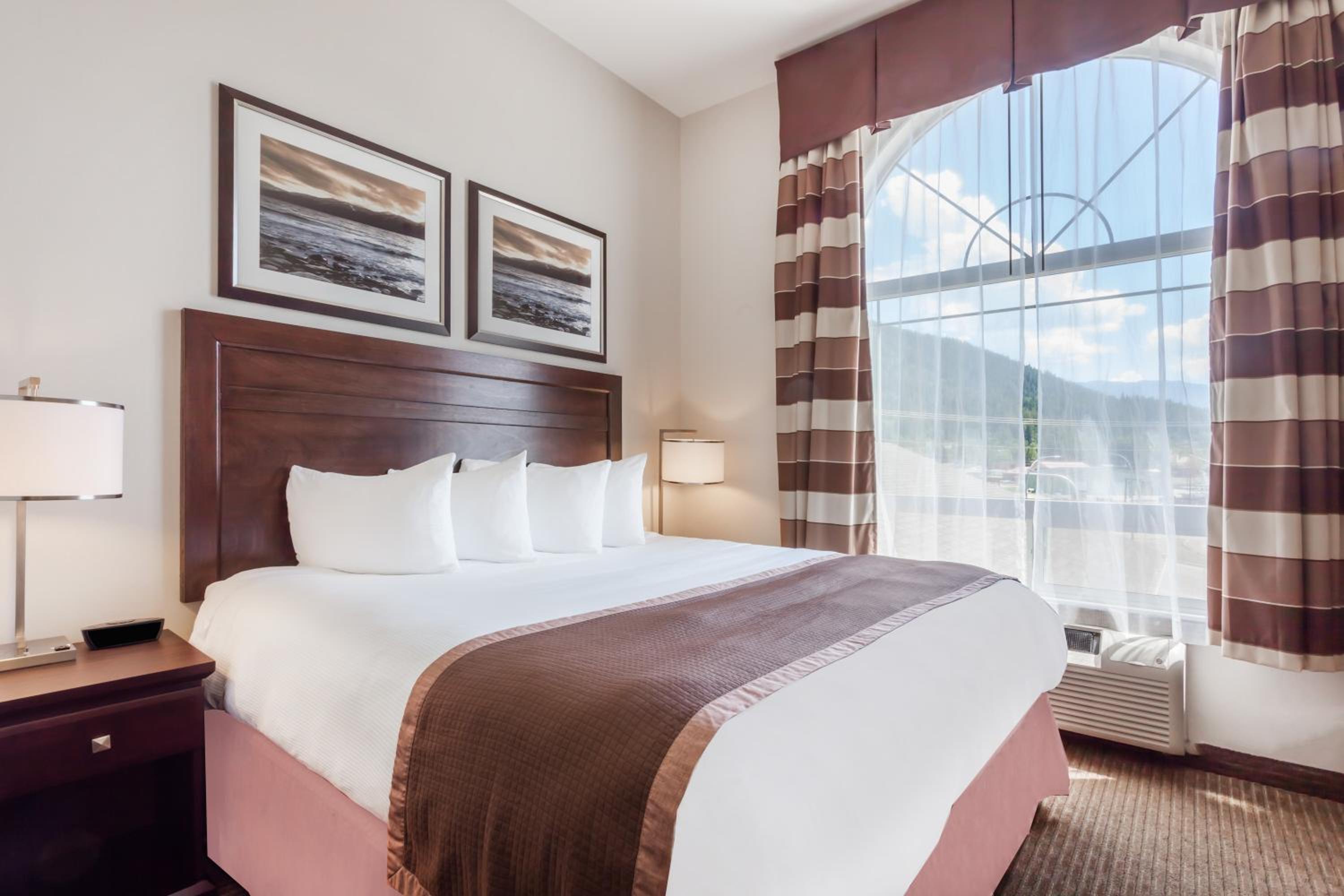Deluxe King Suite - Photo 7