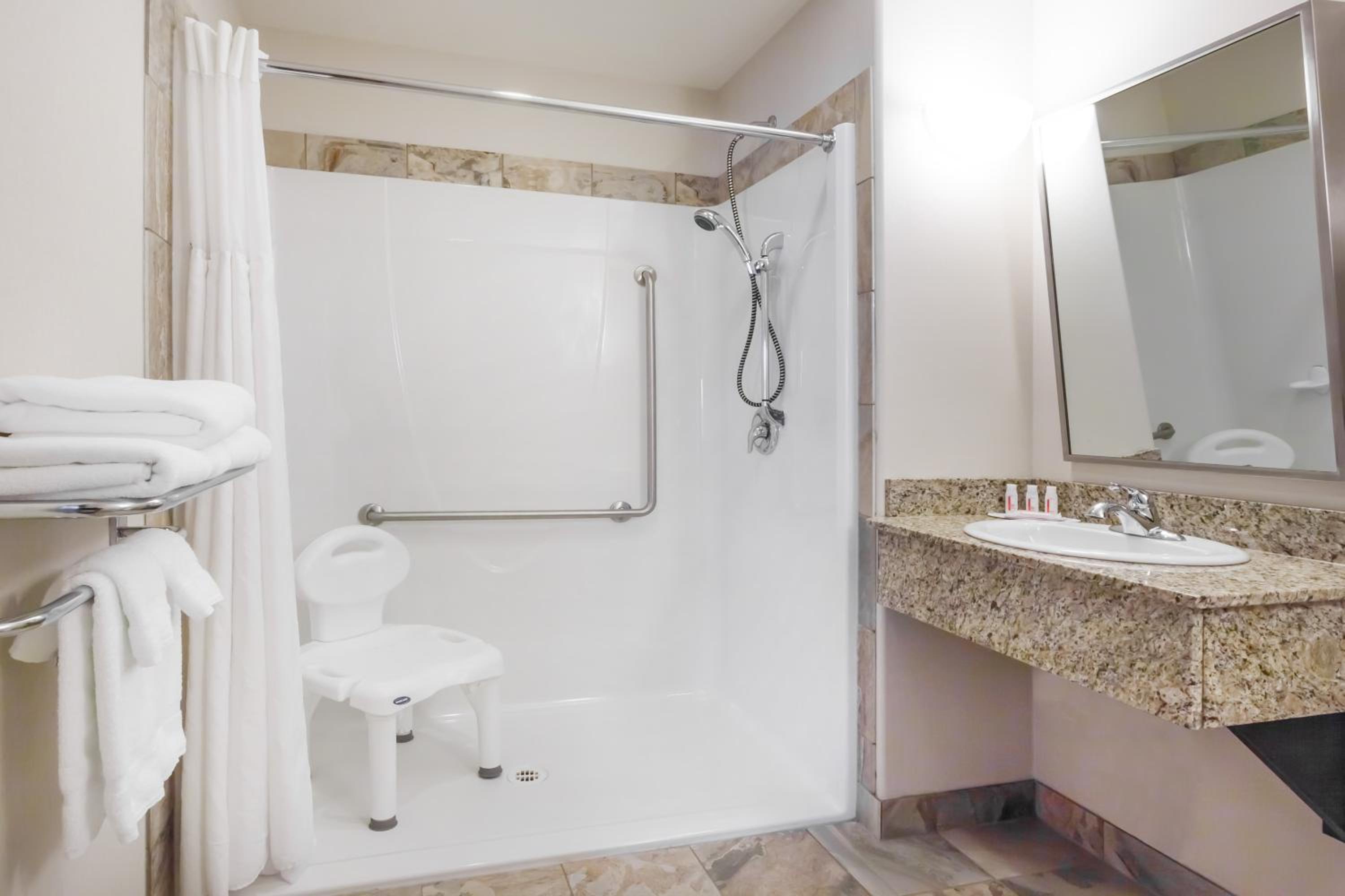 King Room - Disability Access - Non-Smoking - Photo 4