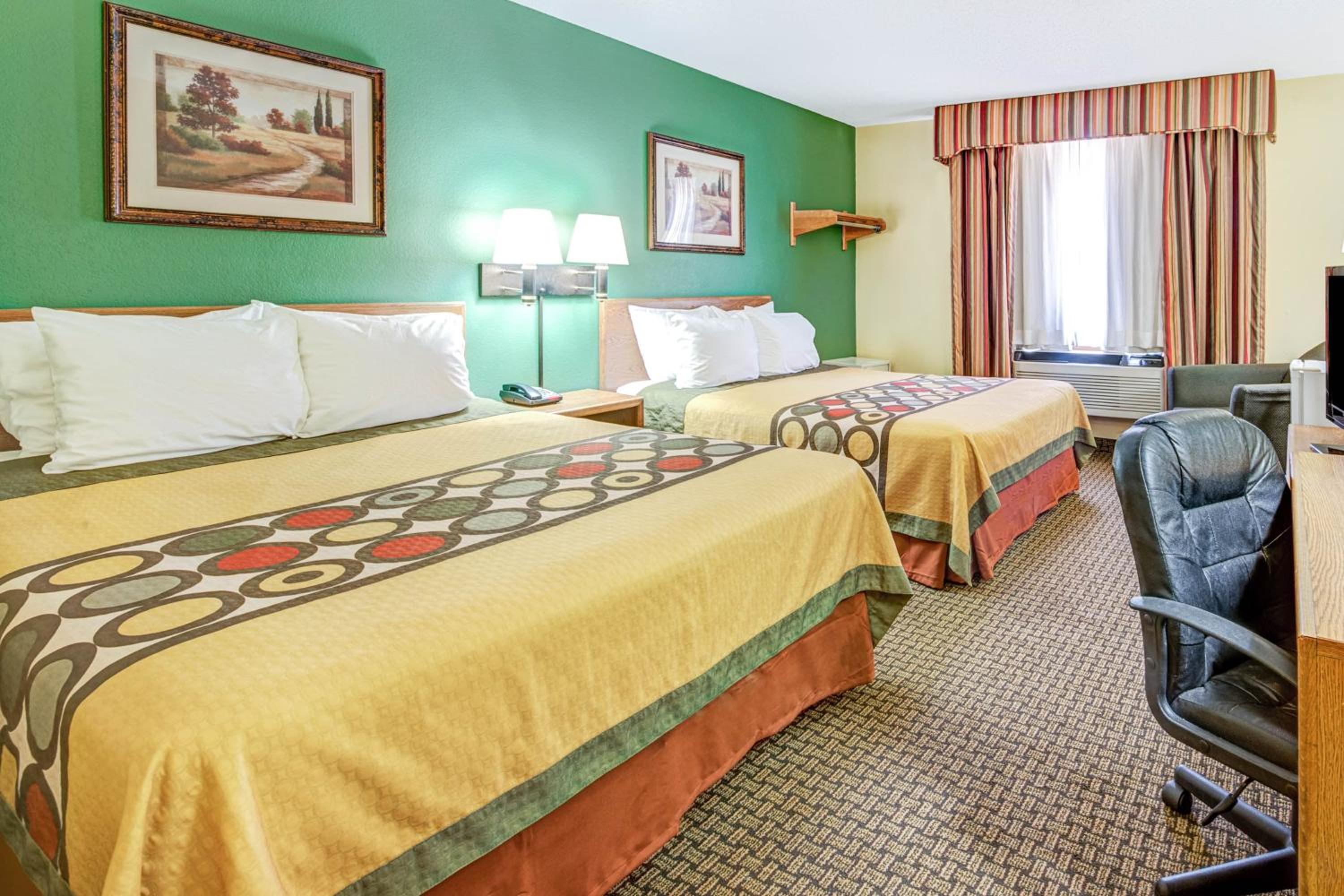 Queen Room with Two Queen Beds - Non-Smoking - Photo 1