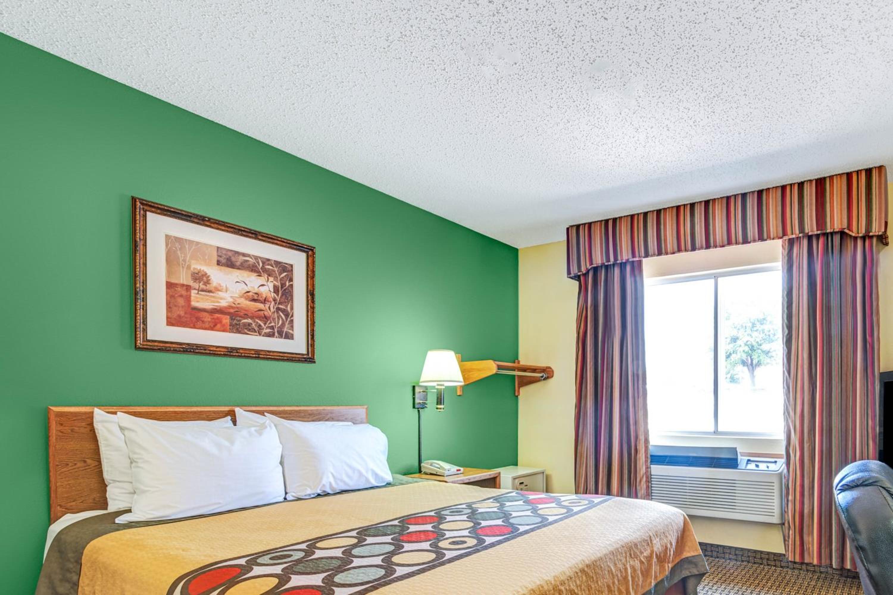King Room - Non-Smoking - Photo 3
