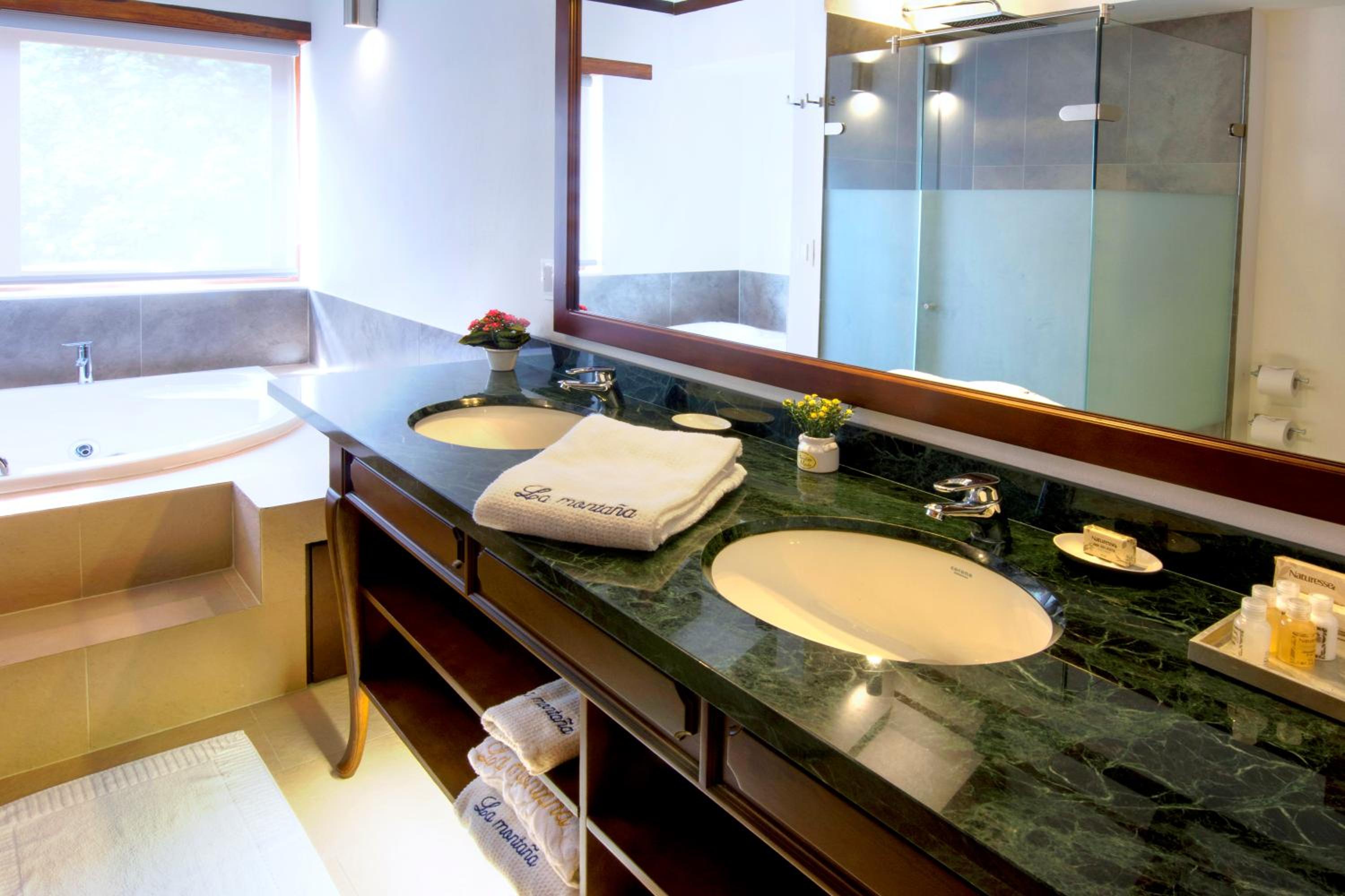 Queen Room with Spa Bath photo 2