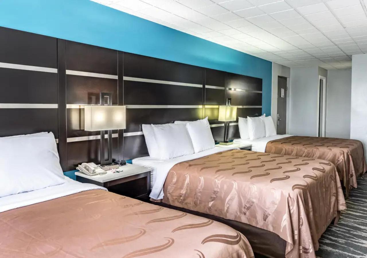 Family Room with Three Queen Beds - Non Smoking