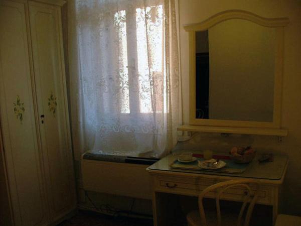 Double/Twin Room With Shared Bathroom photo 3