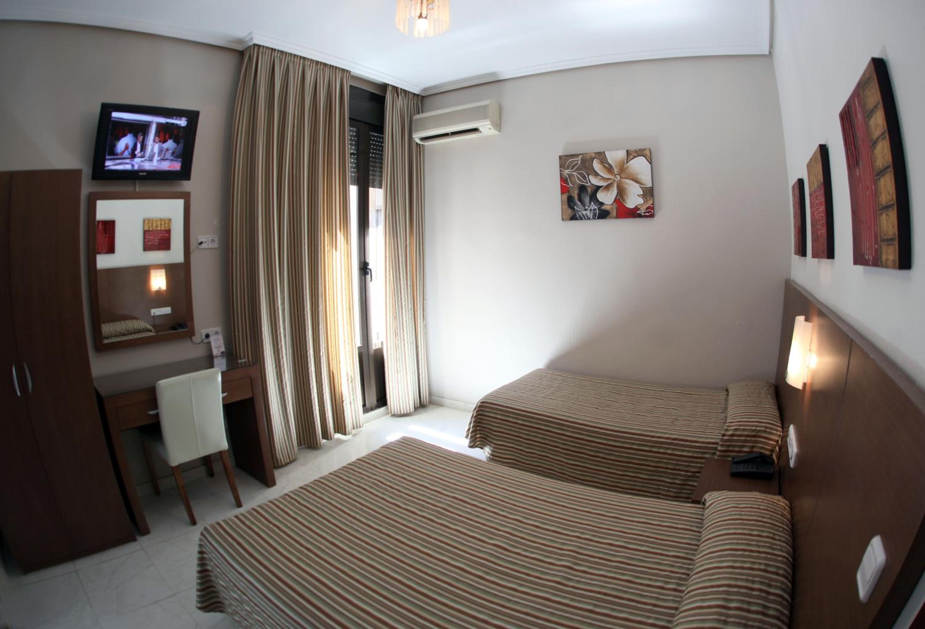 Twin Room - Photo 11
