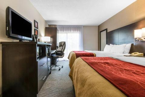 Queen Room with Two Queen Beds - Non-Smoking - Photo 4