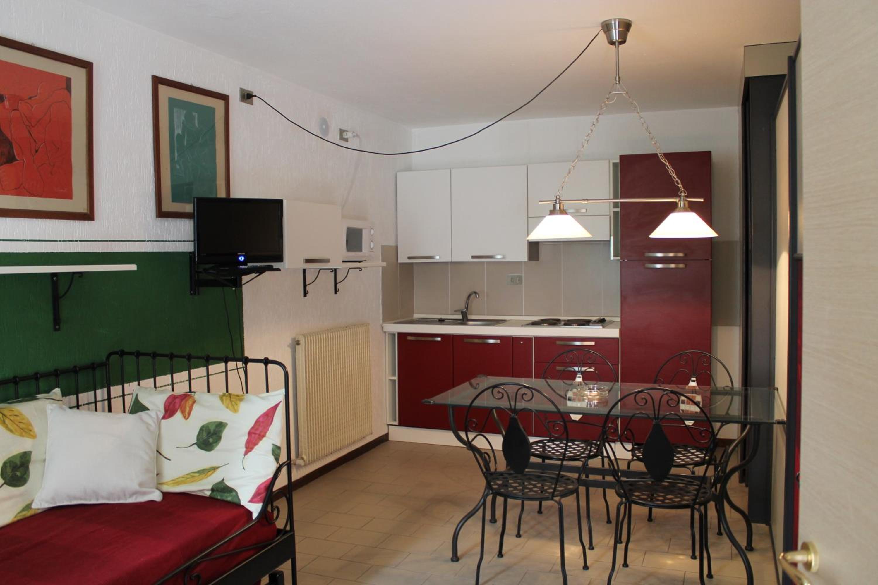 One-Bedroom Apartment (5 Adults) photo 2