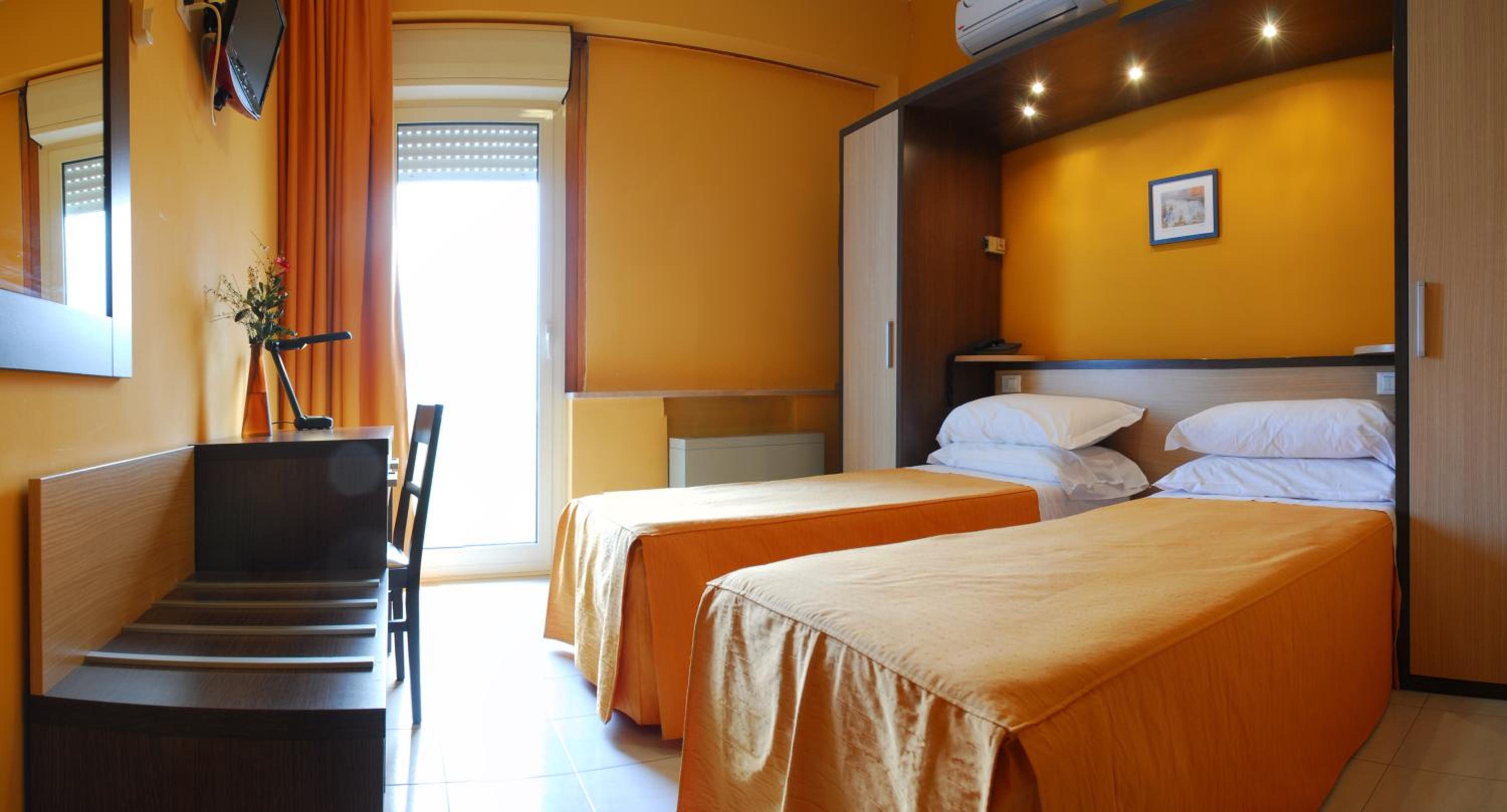 Twin Room with Bathroom - Photo 1