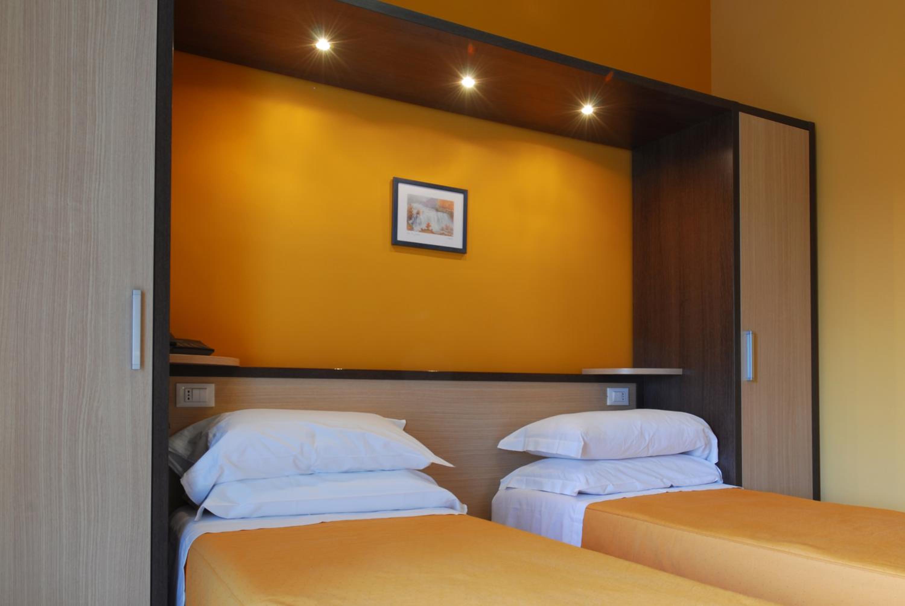 Twin Room with Bathroom - Photo 10