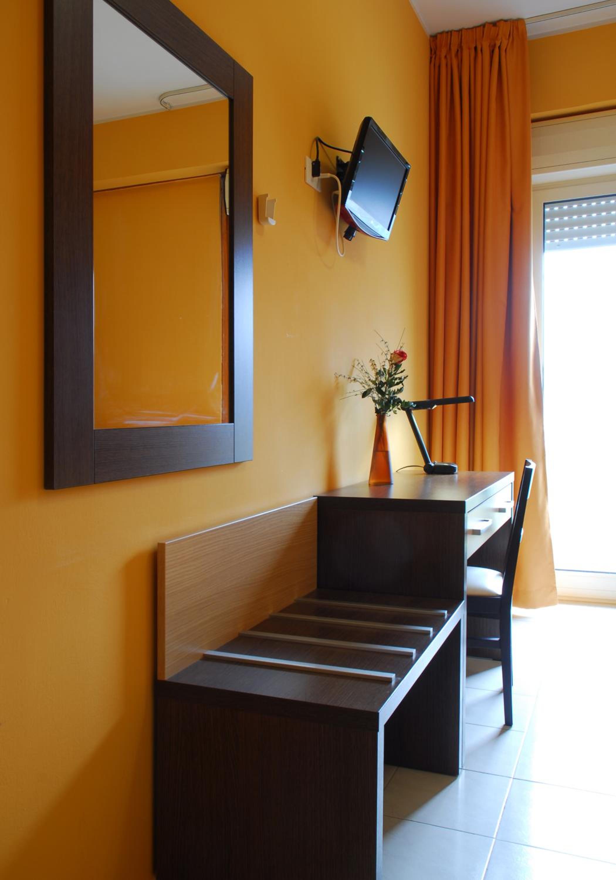 Twin Room with Bathroom - Photo 12