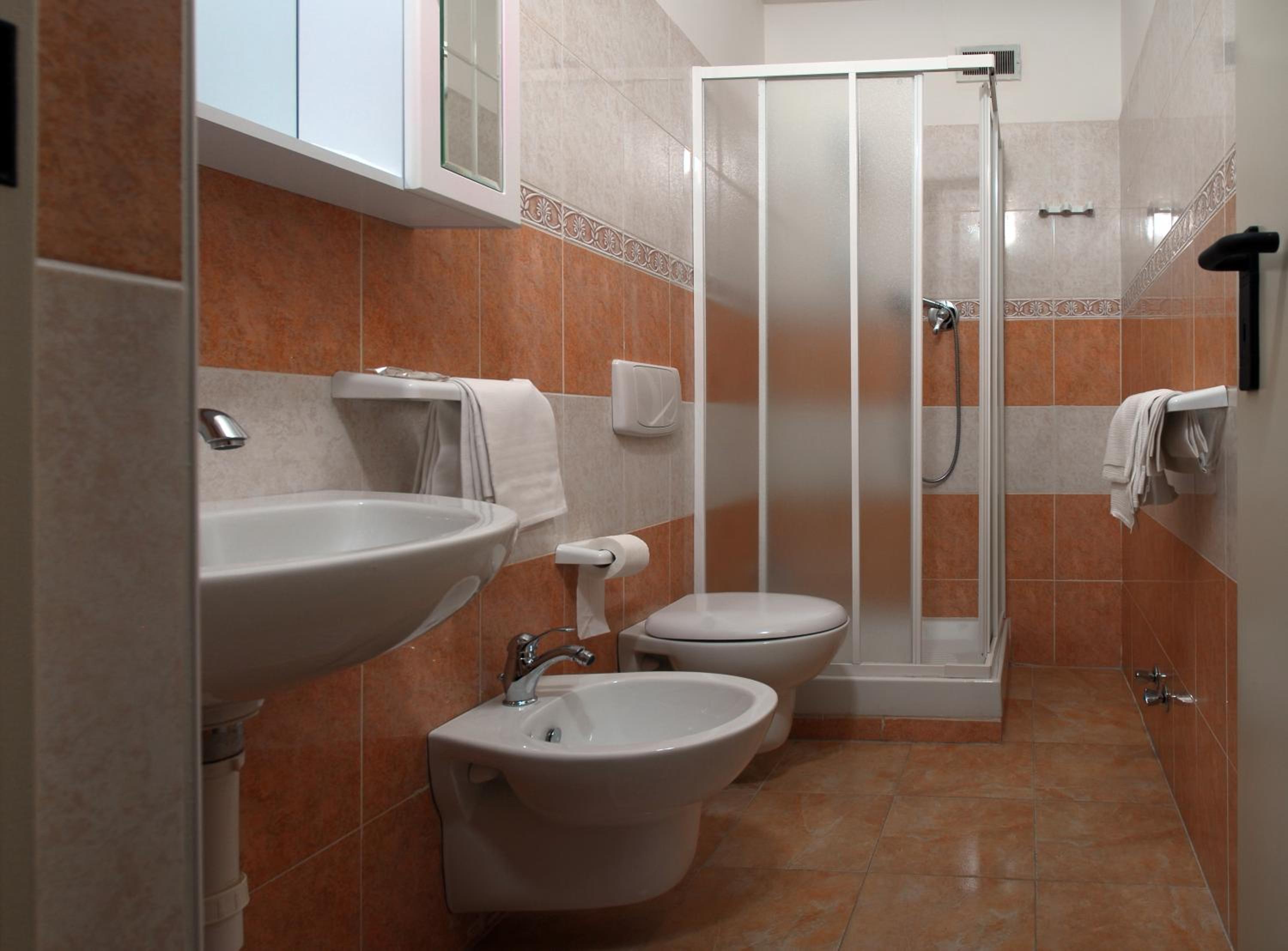 Twin Room with Bathroom - Photo 16