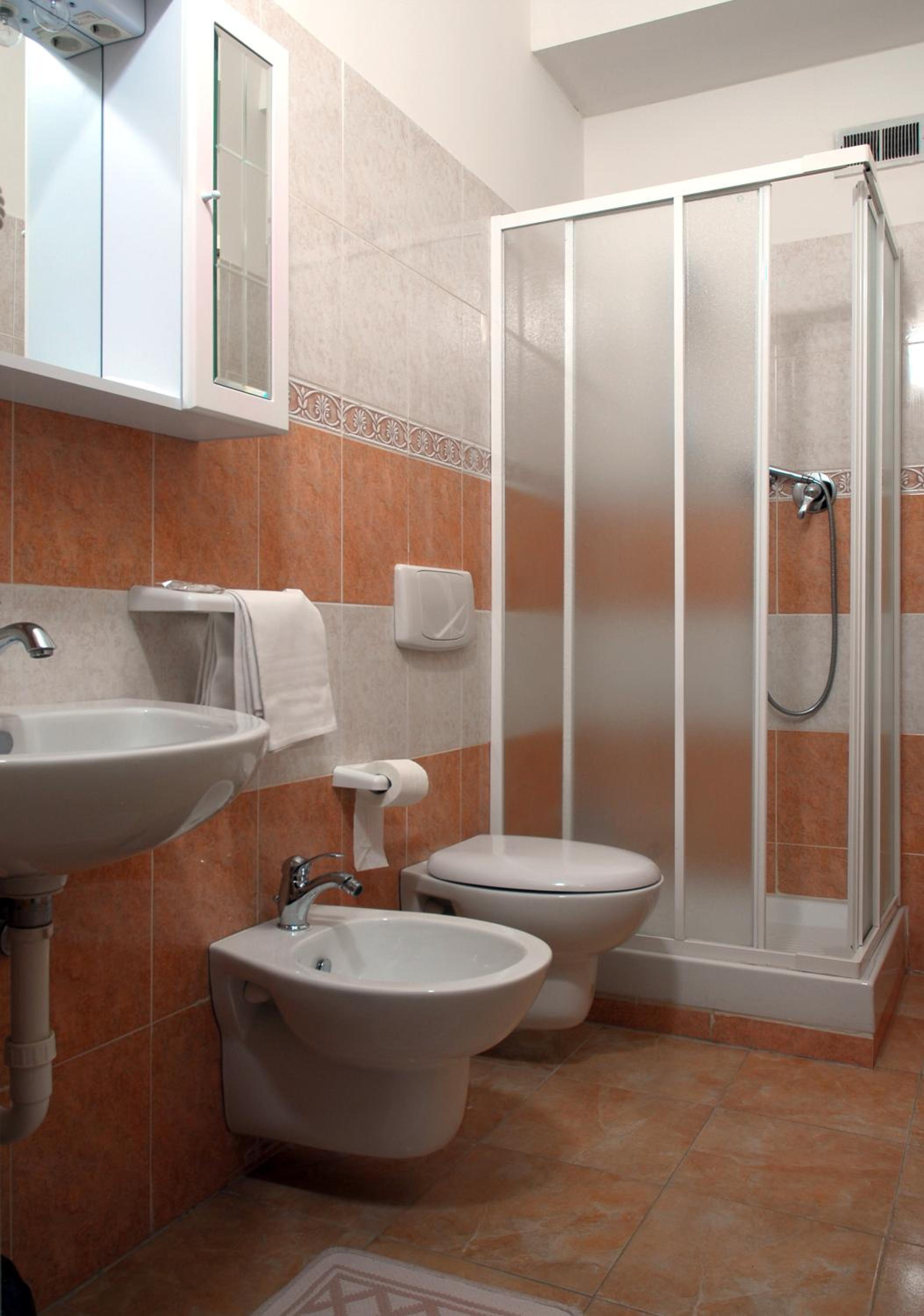 Twin Room with Bathroom - Photo 17