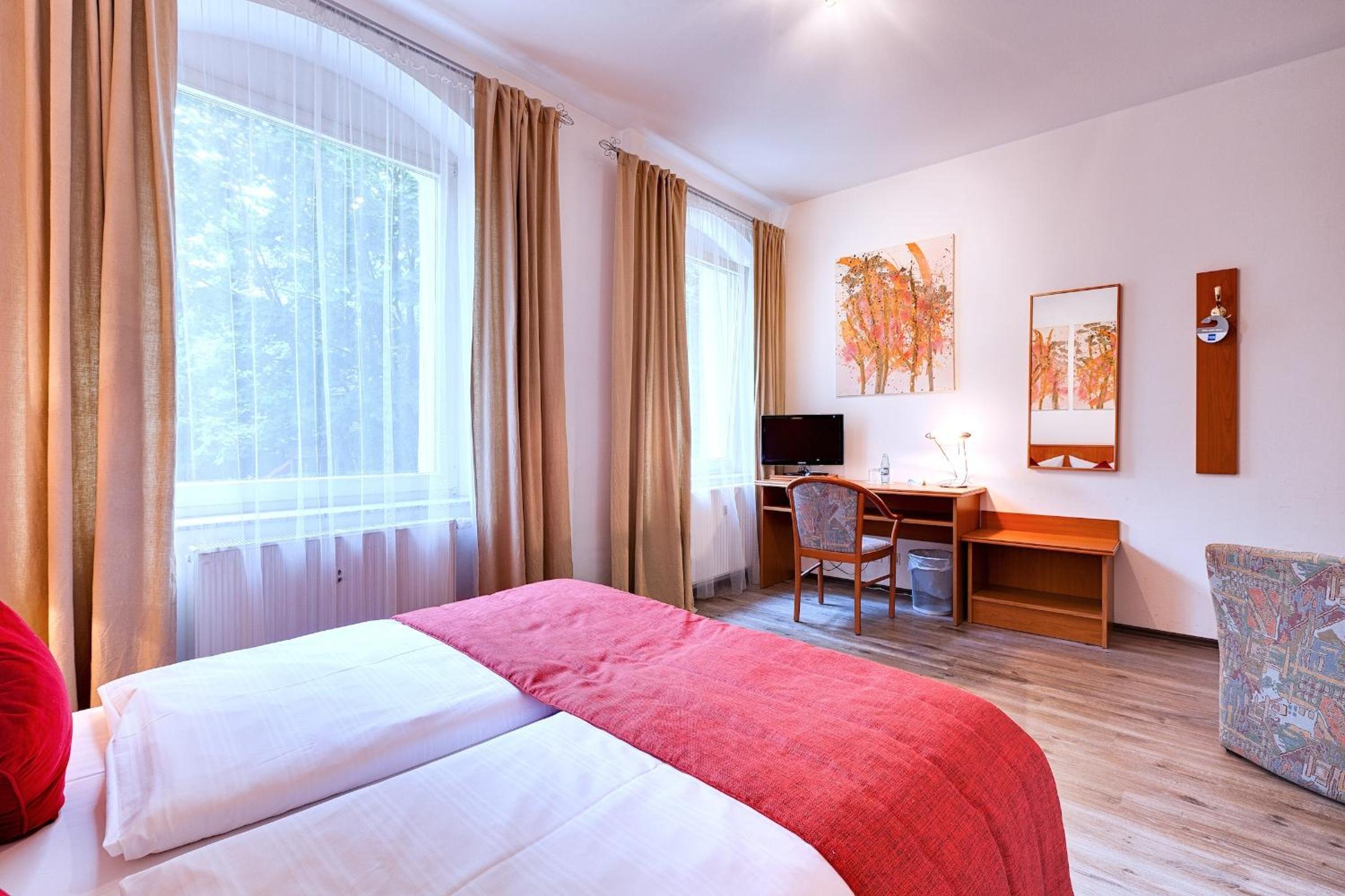 Double or Twin Room - Photo 6