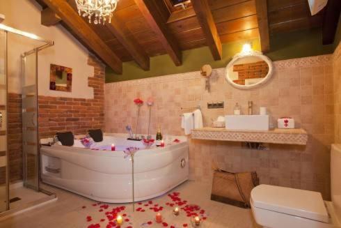Two-Bedroom Apartment with Spa Bath photo 3