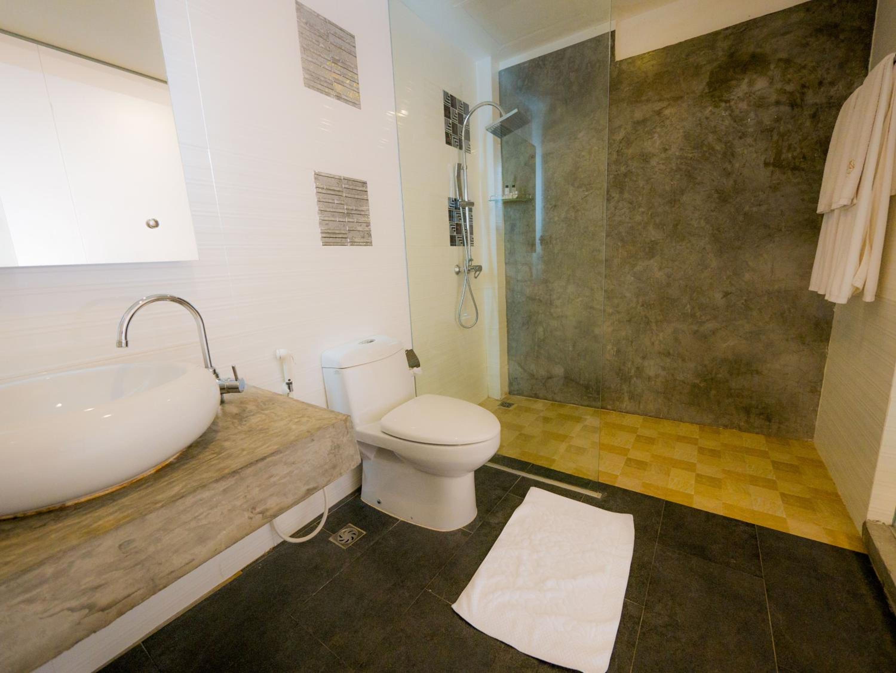 Executive Suite - Photo 4