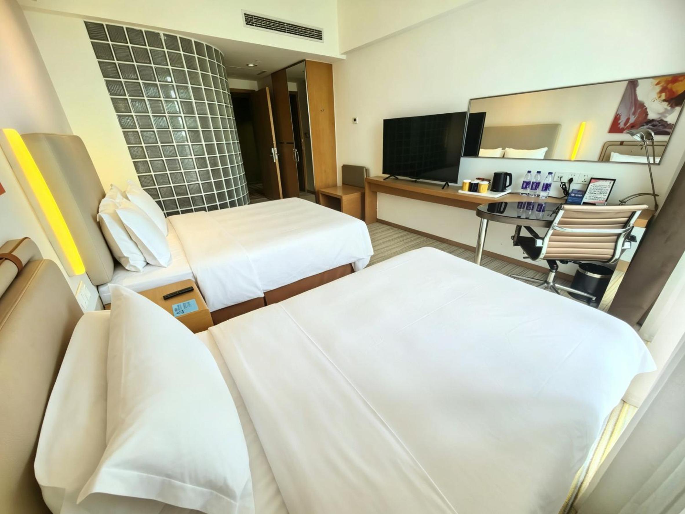 Standard Queen Room with Queen and Single Bed