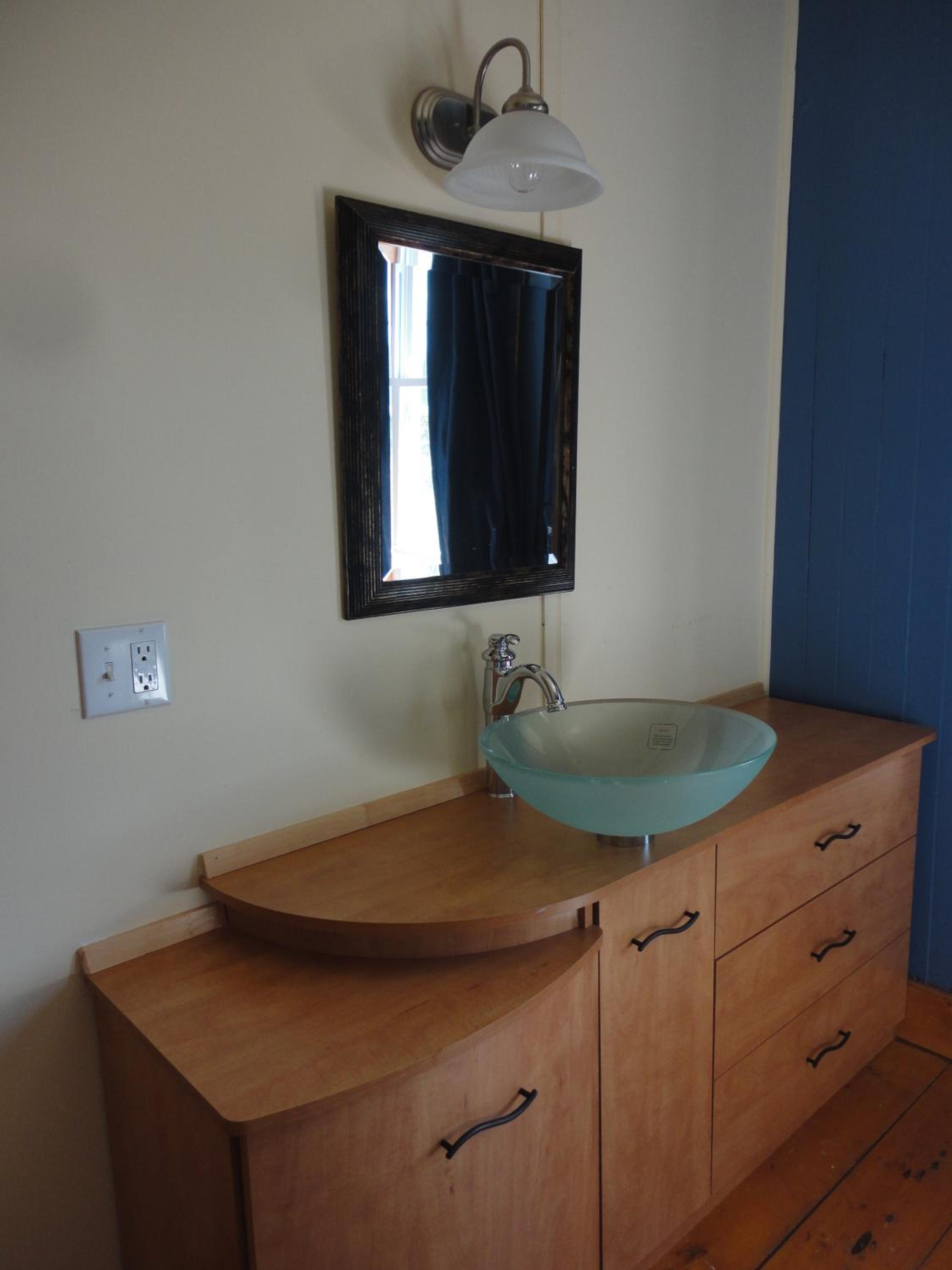 Queen Room with Shared Bathroom photo 3