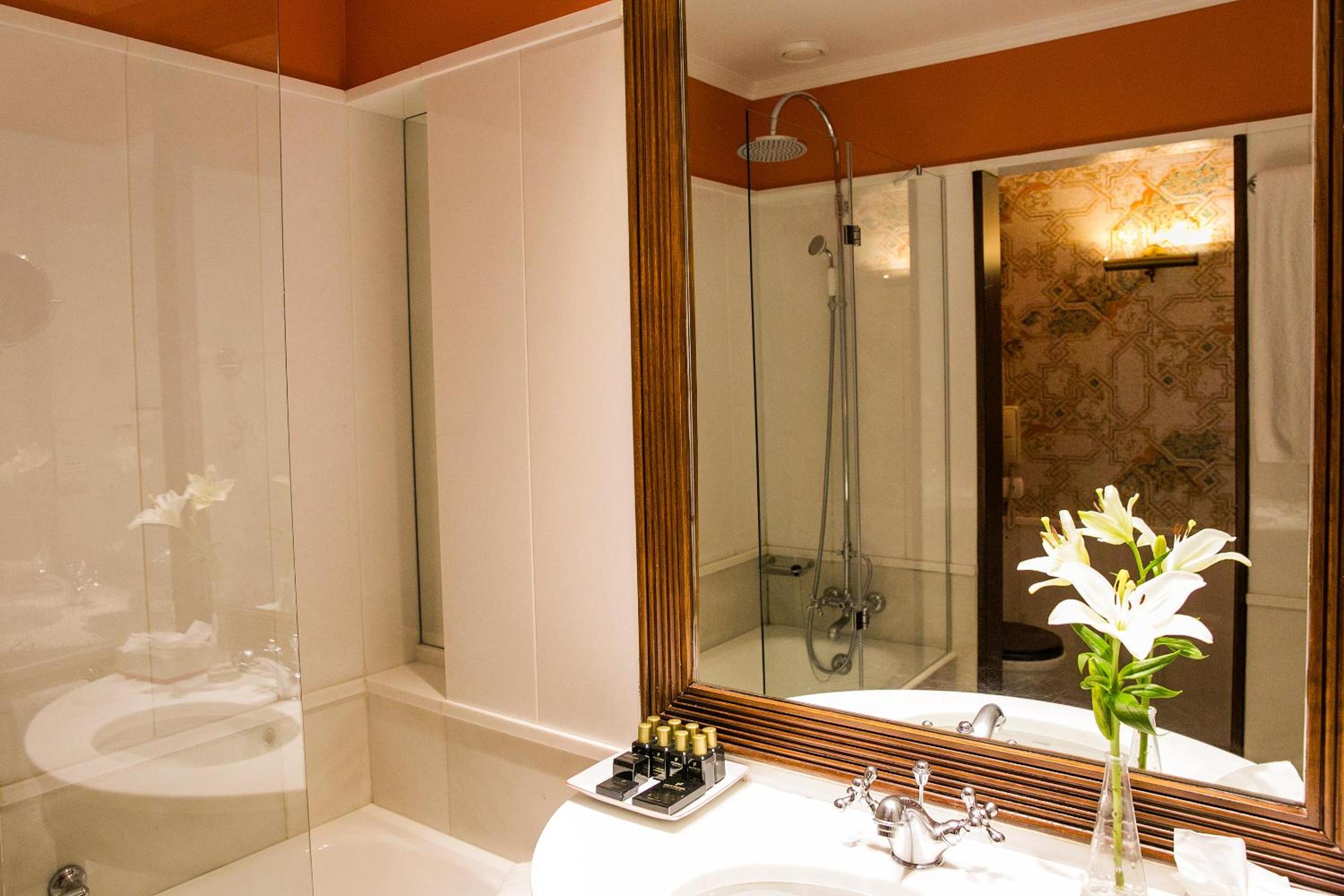 Deluxe Room with City View - Photo 5
