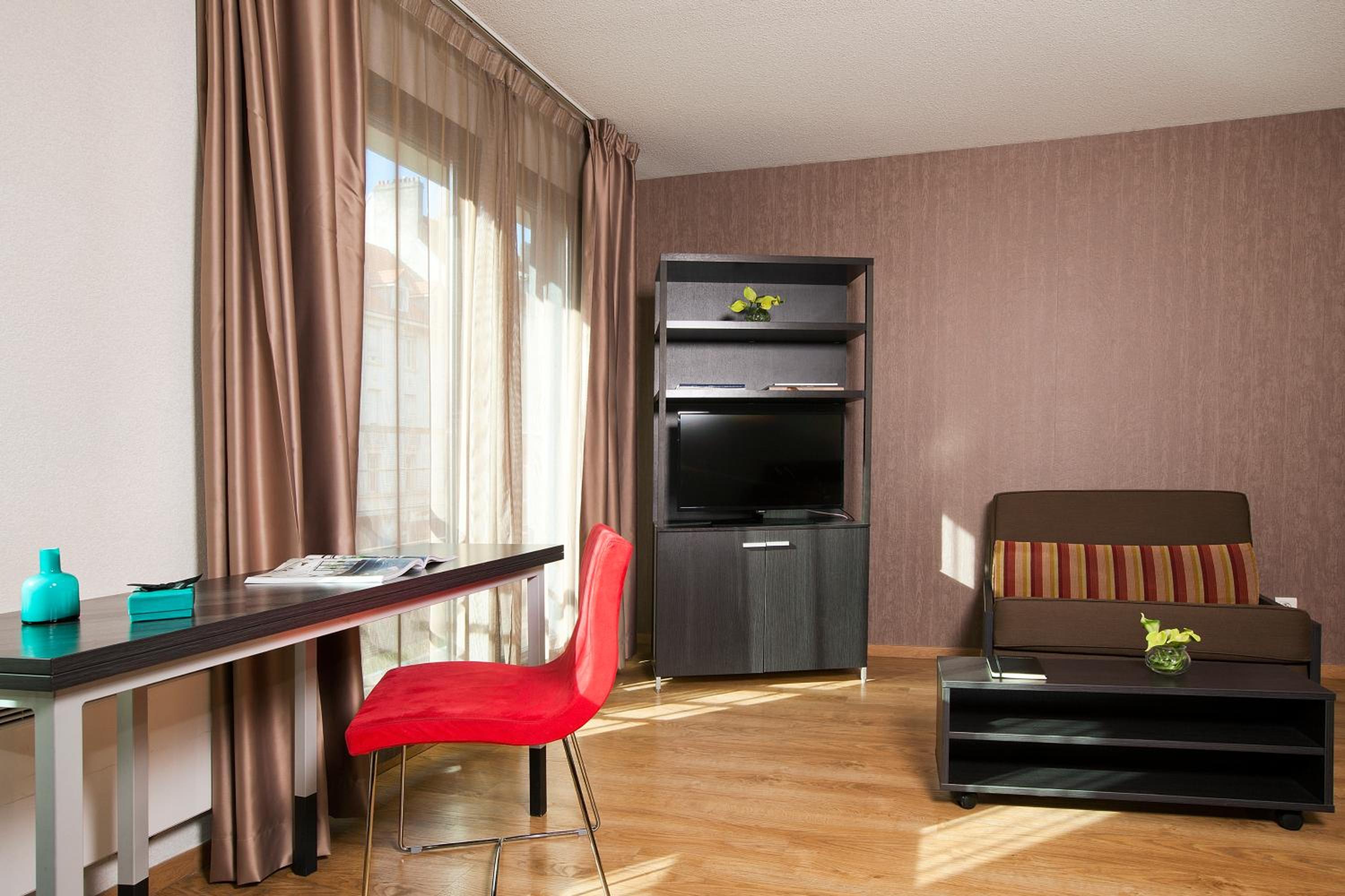 One-Bedroom Apartment - Photo 2