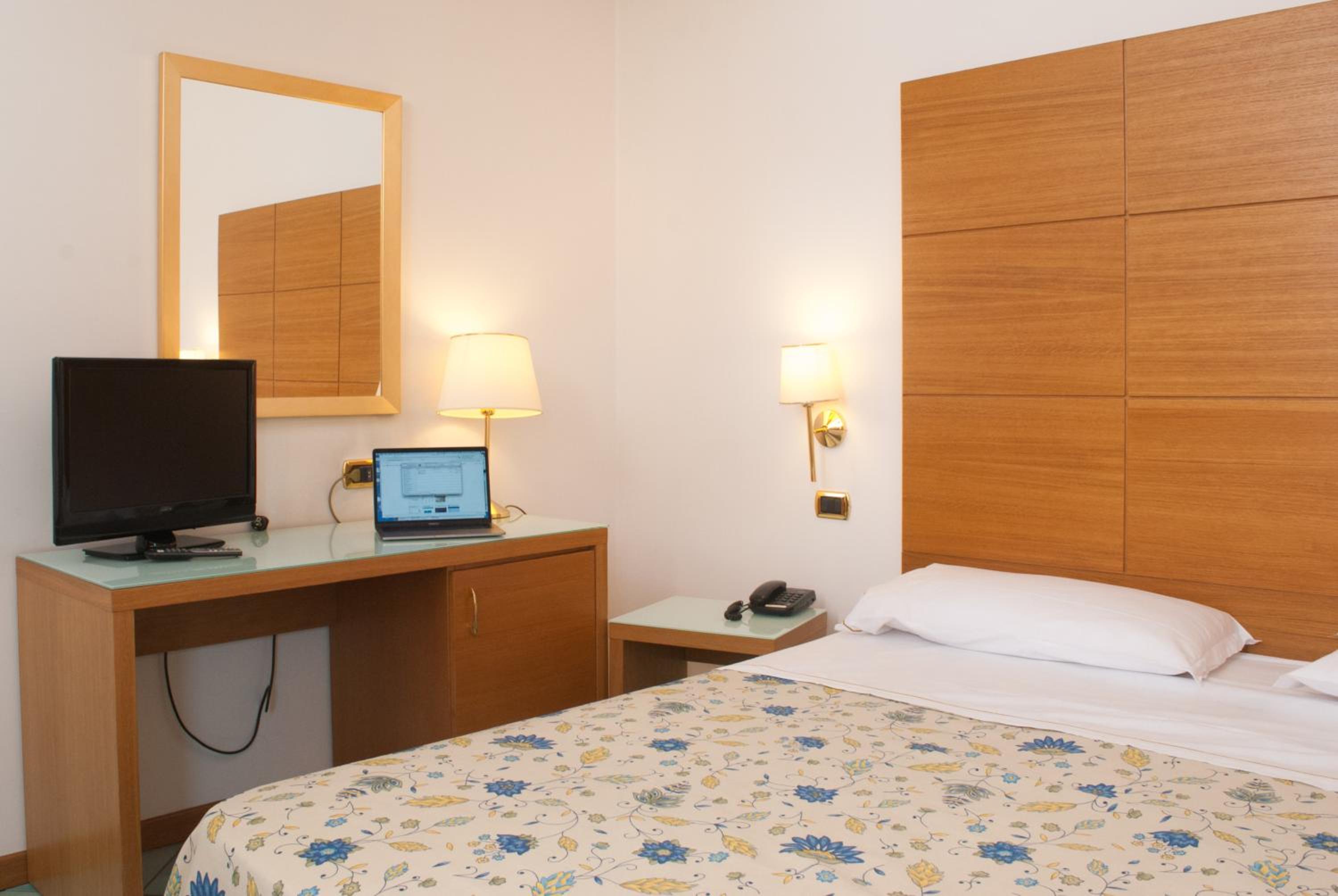 Standard Double Room - Photo 3