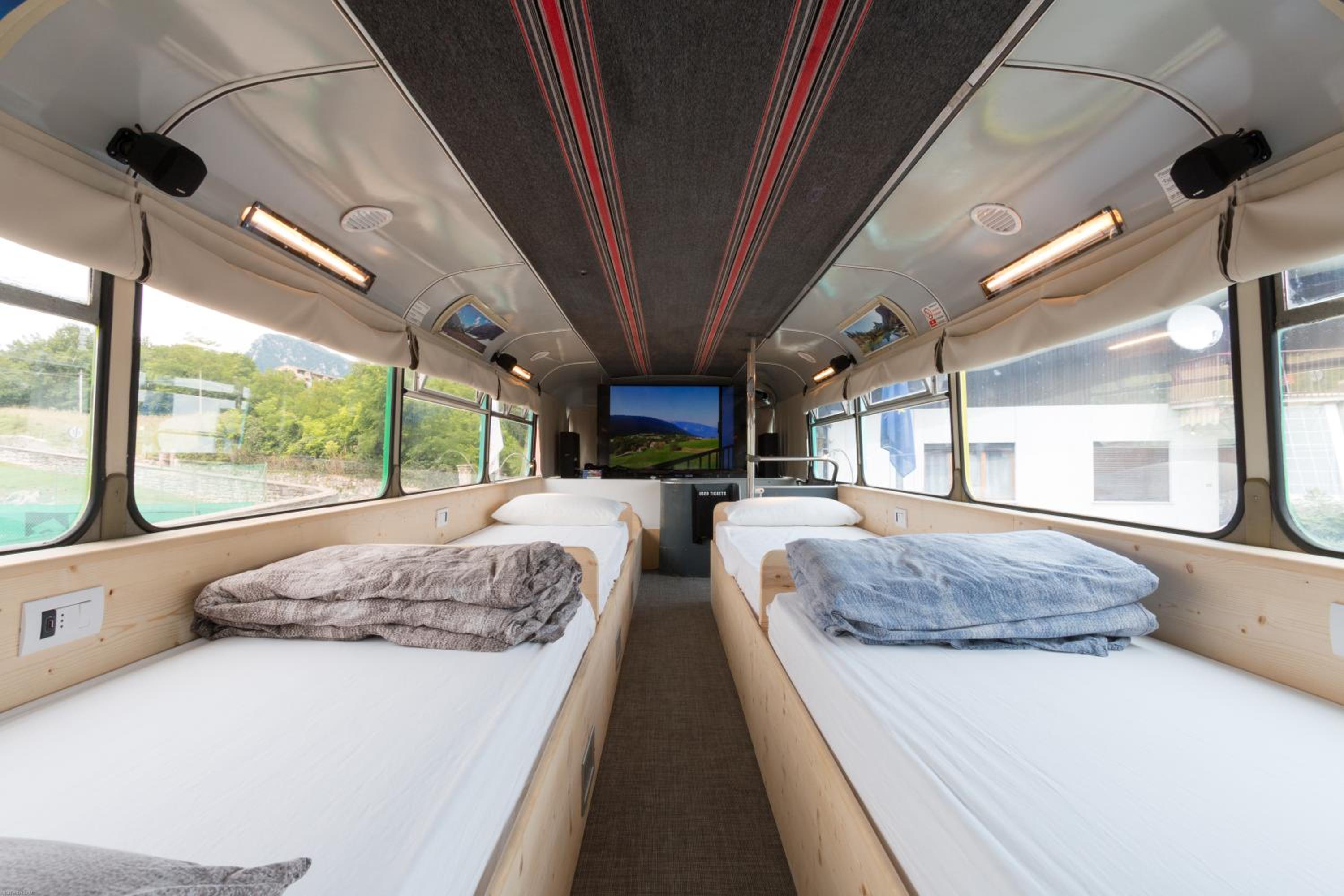 Room for 6 Adults - Split Level - Photo 3
