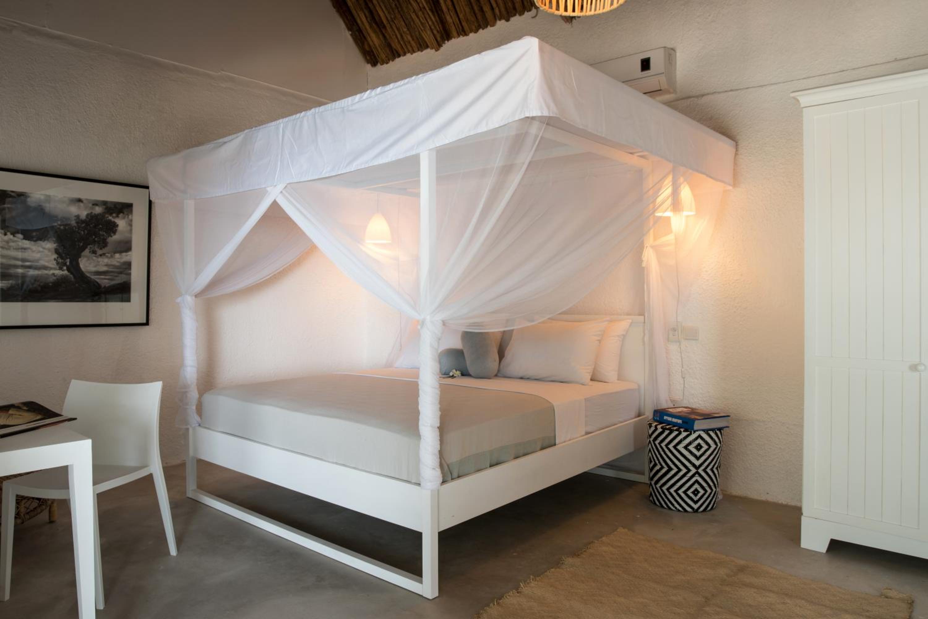Deluxe Double Room with Side Sea View photo 3