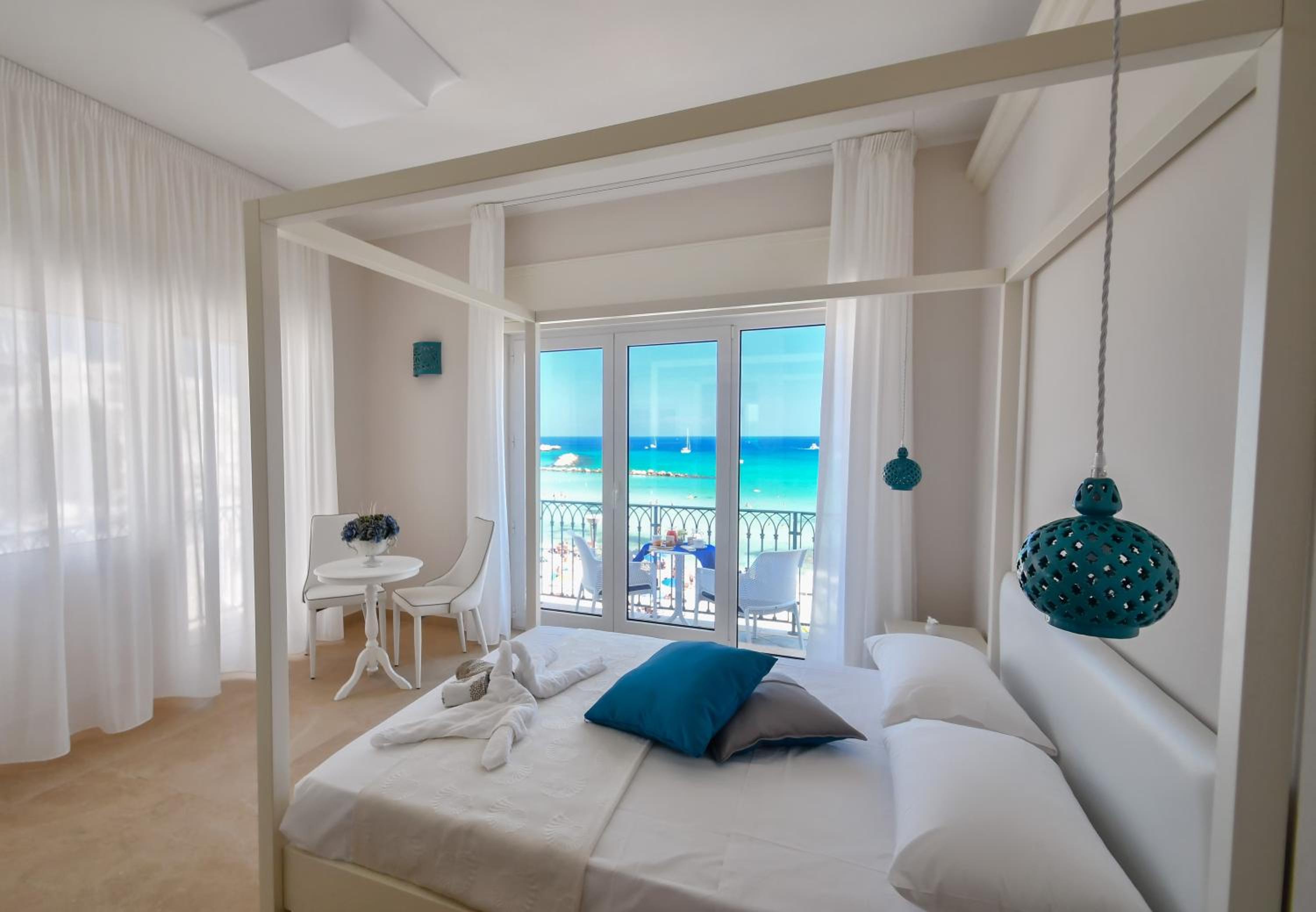 Deluxe Double Room with Balcony and Sea View photo 3