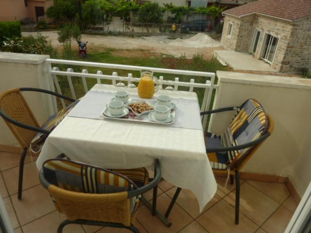 Apartment with Balcony photo 2