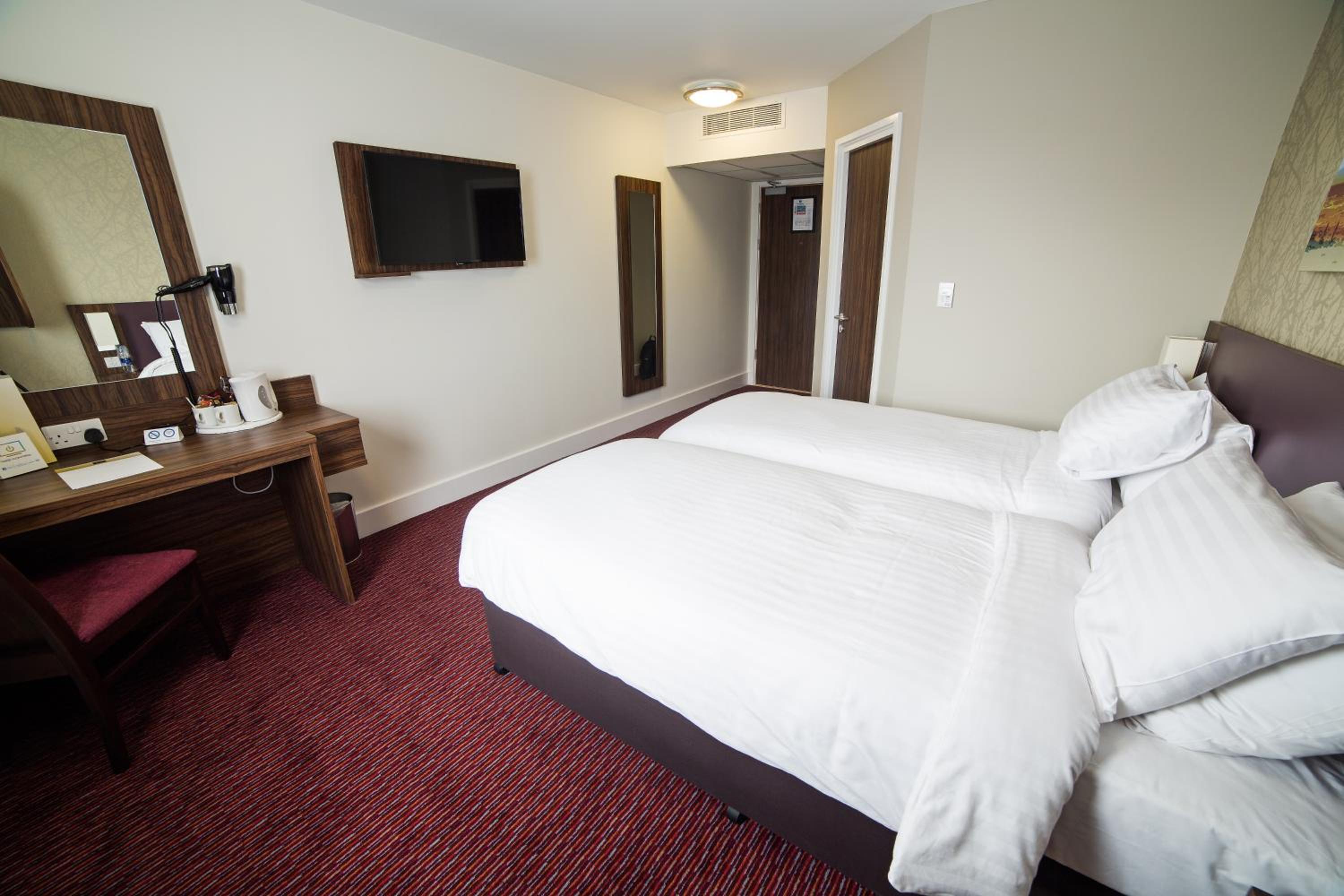 Twin Room - Disability Access - Photo 1