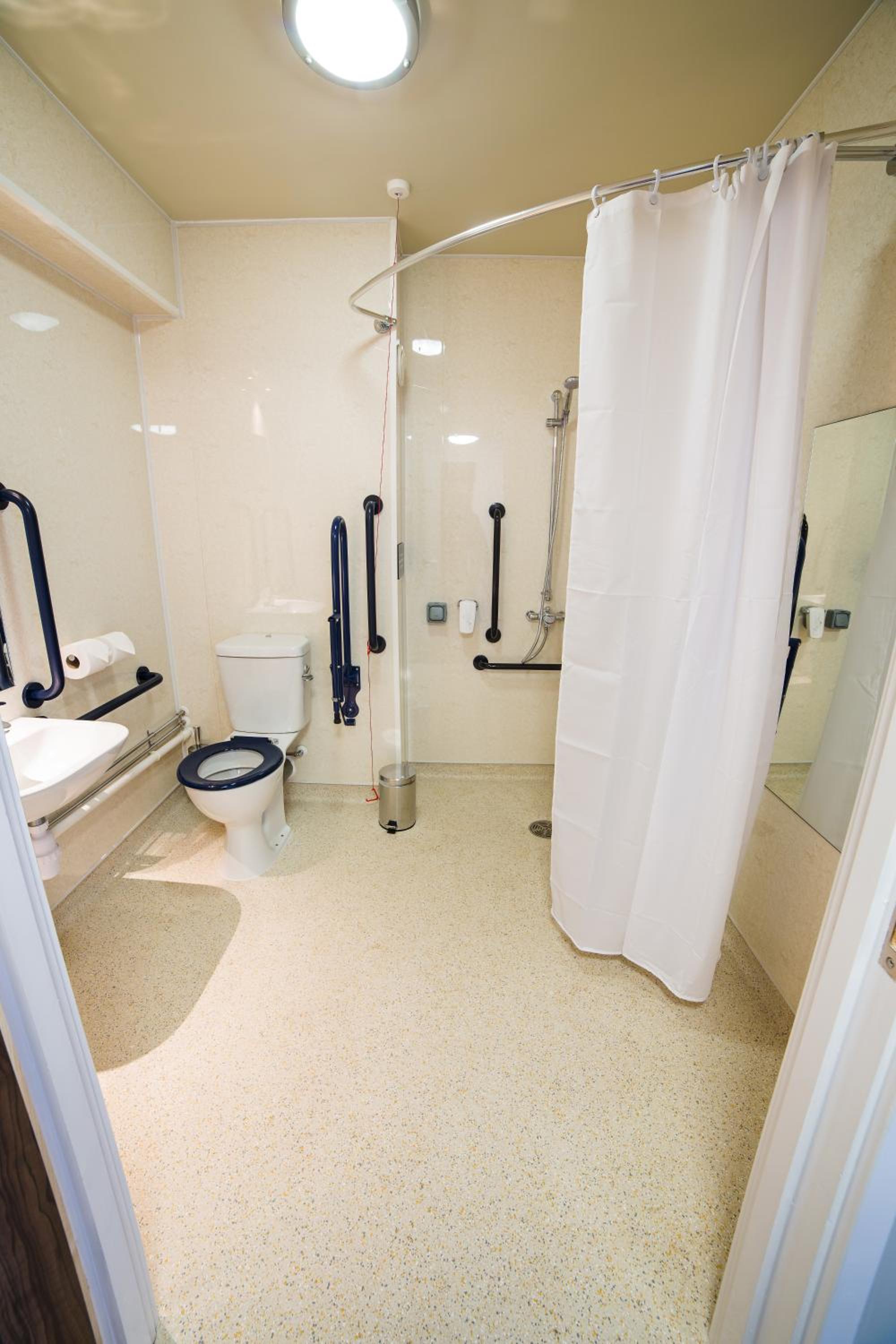 Twin Room - Disability Access - Photo 2