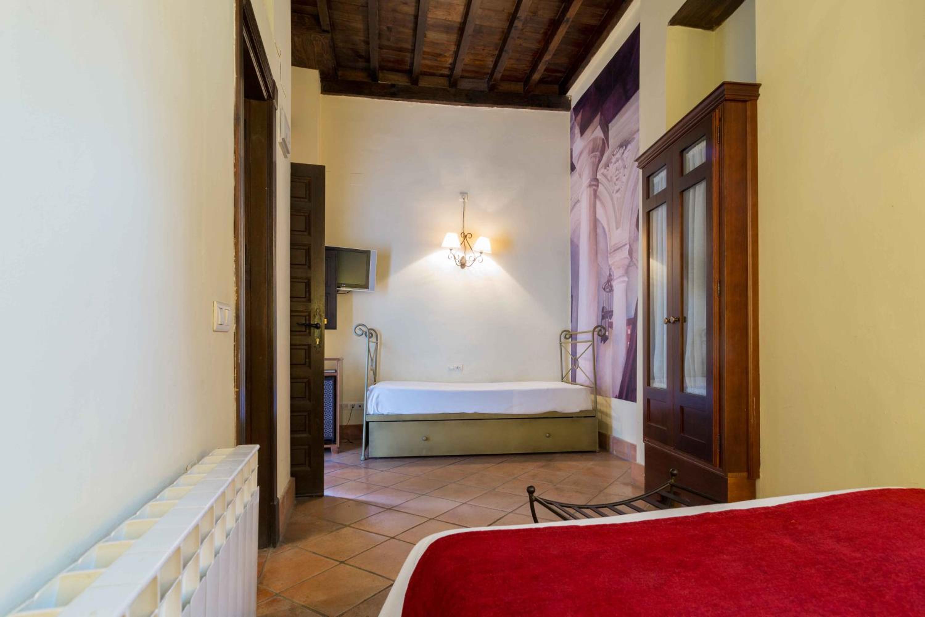 Standard Double Room with Extra Bed - Photo 3