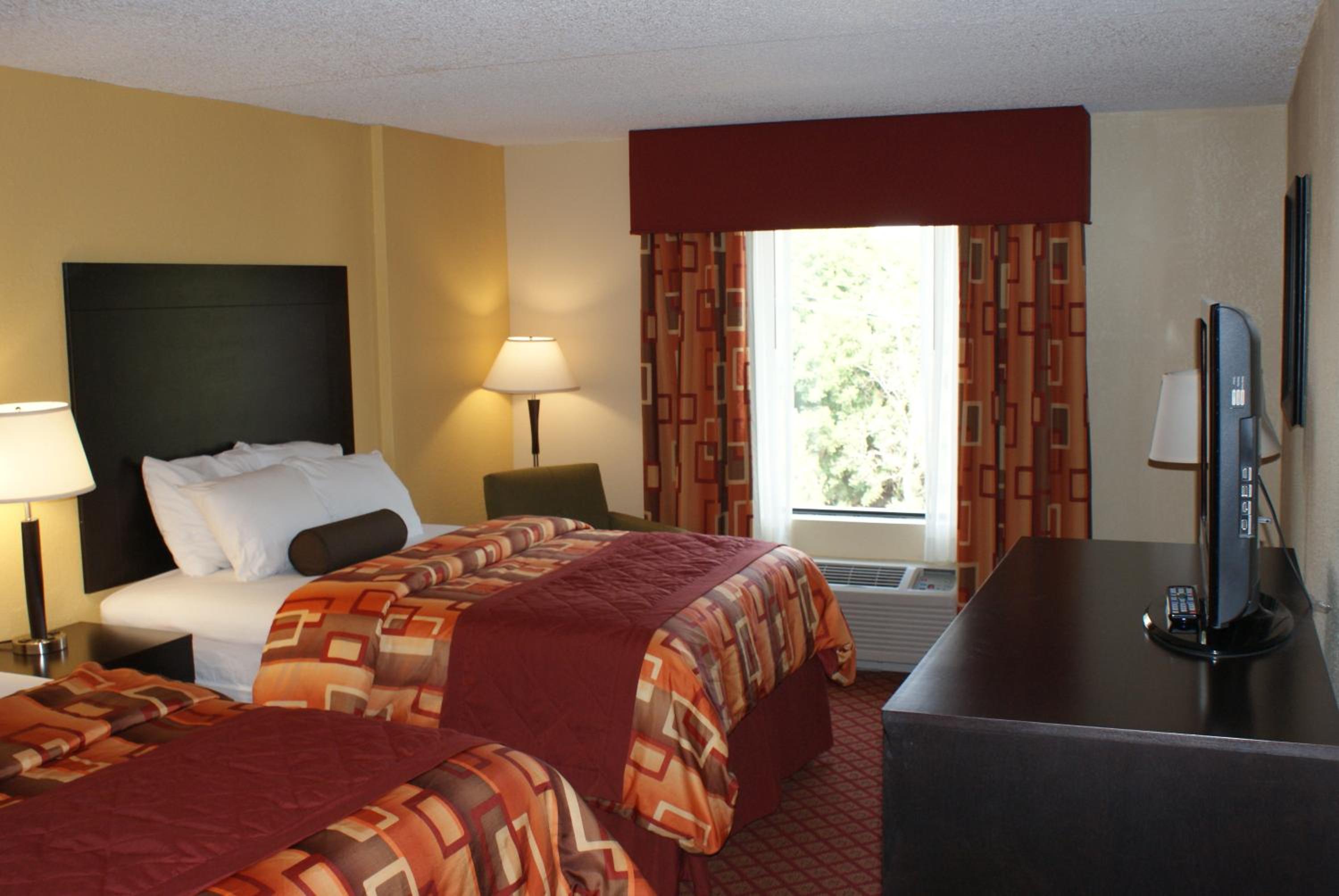 Queen Room with Two Queen Beds - Photo 4