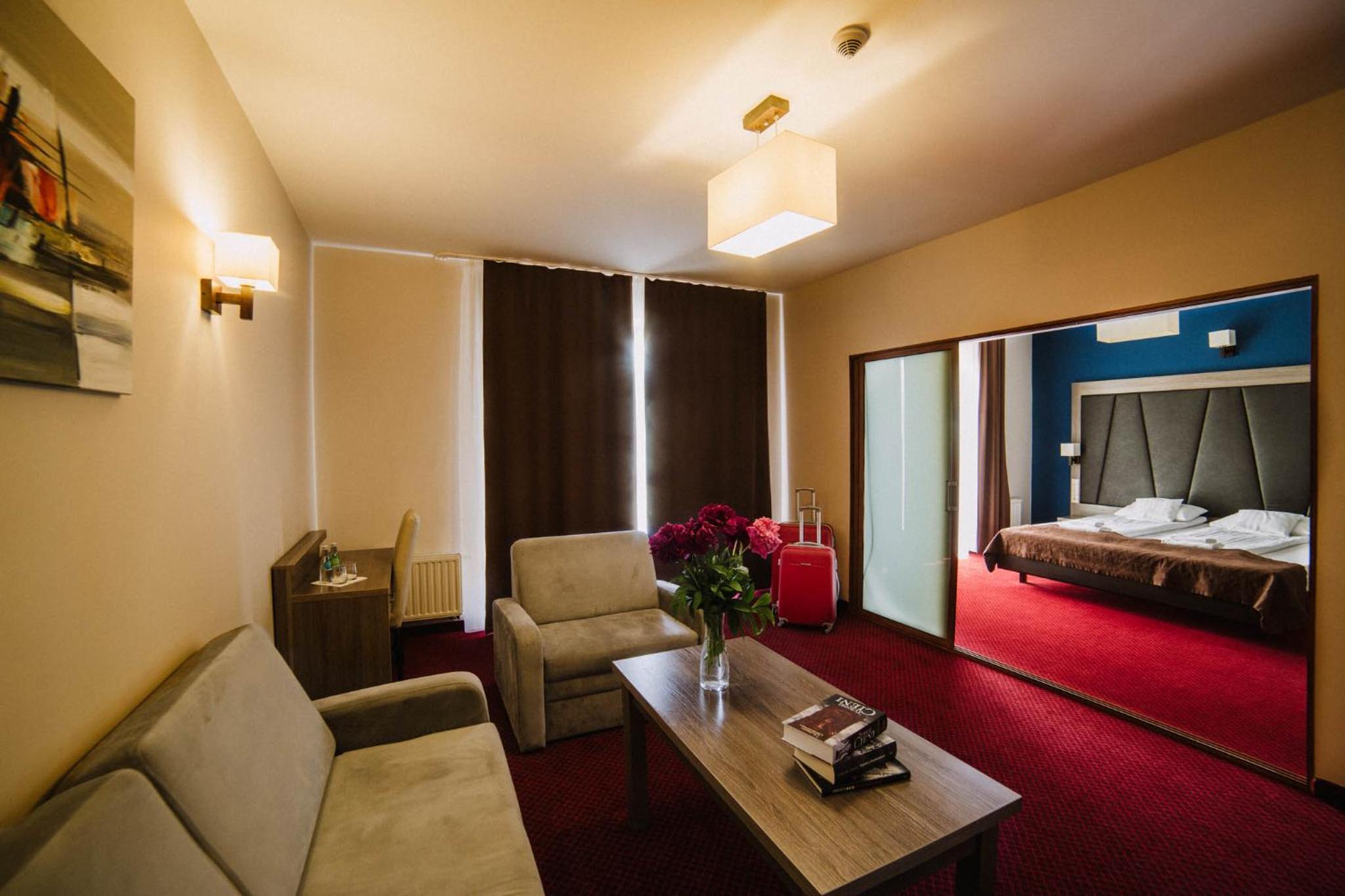 Suite - Photo 1