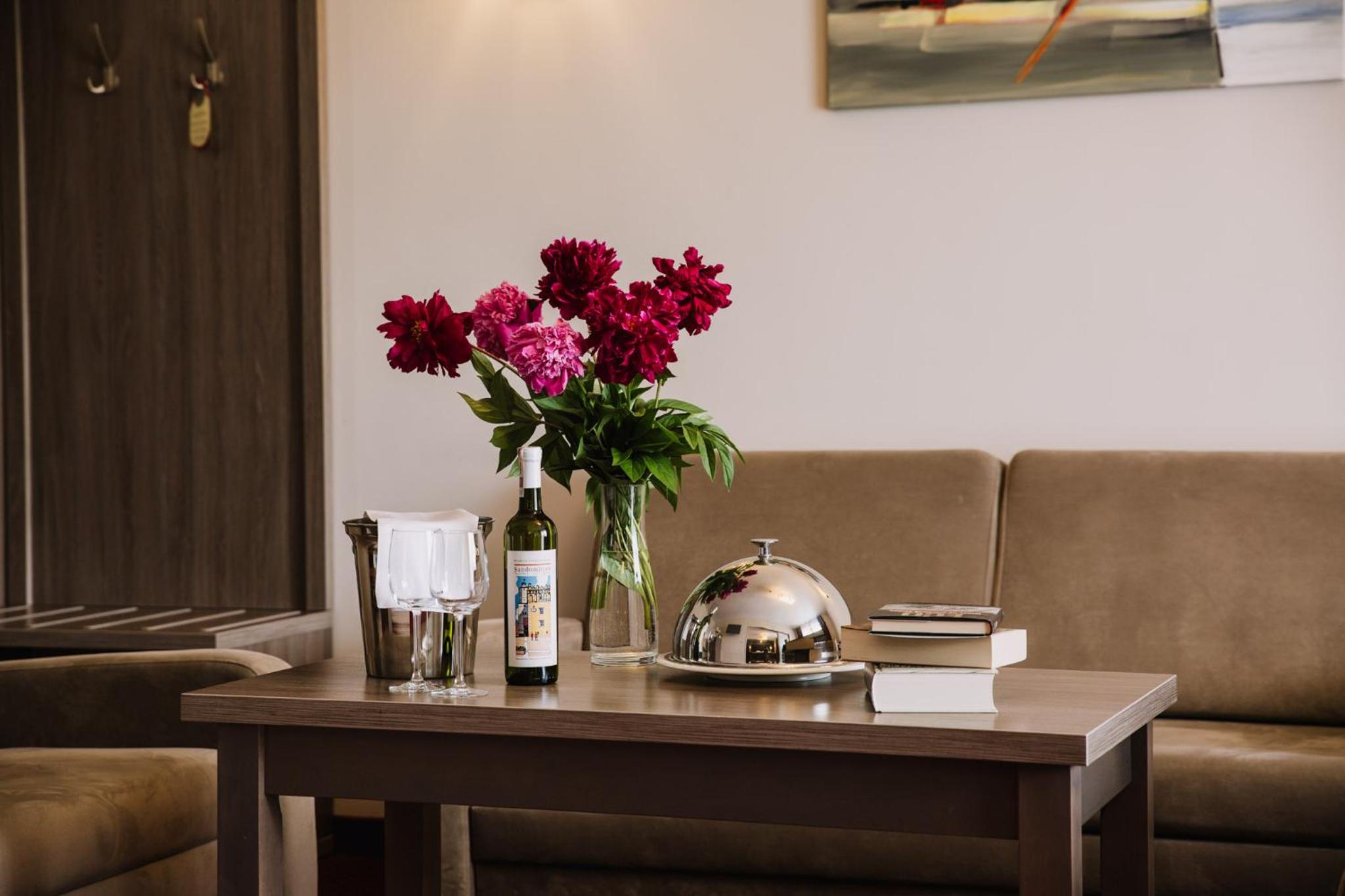 Suite - Photo 3
