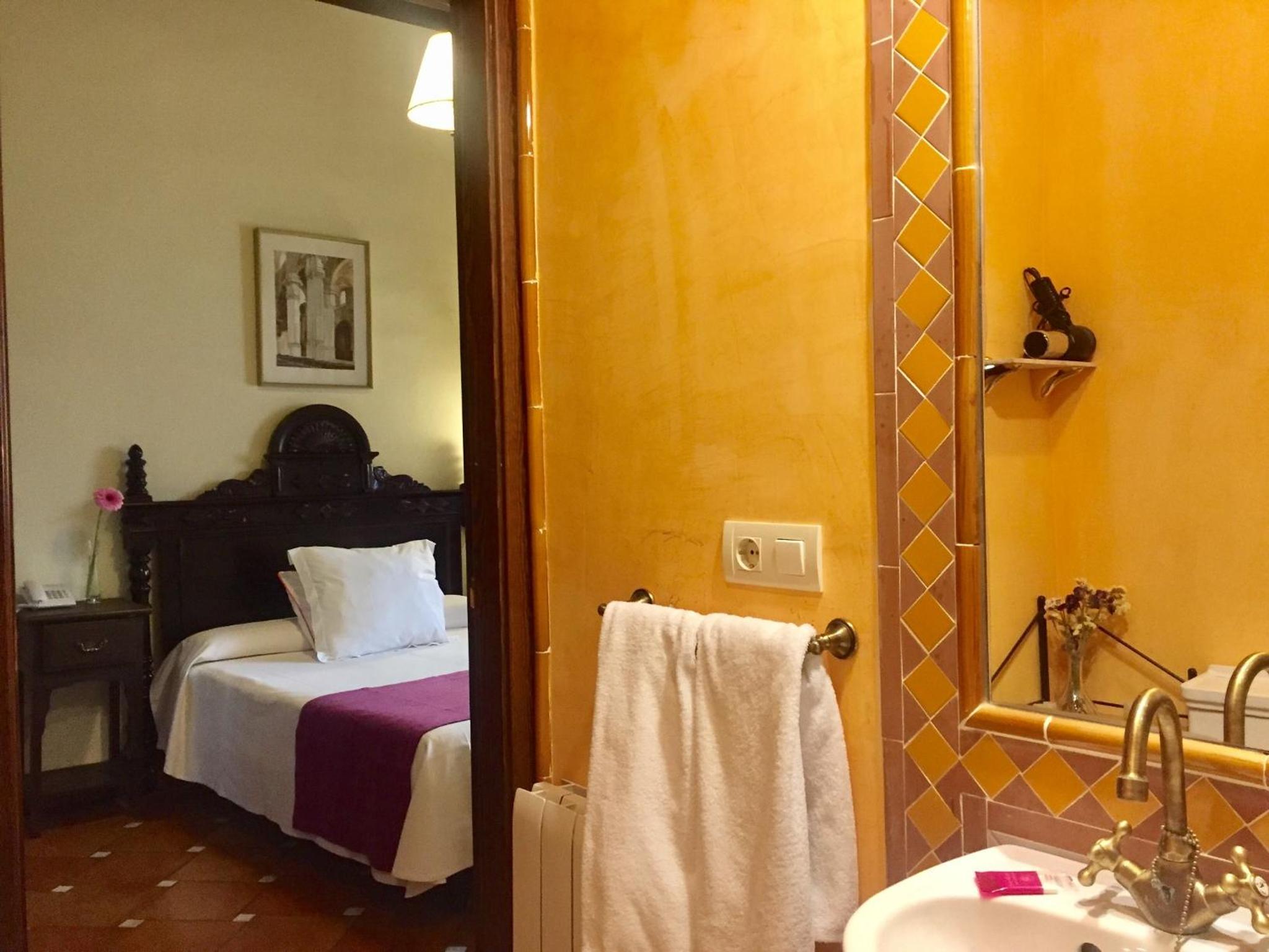Standard Double or Twin Room - Photo 3