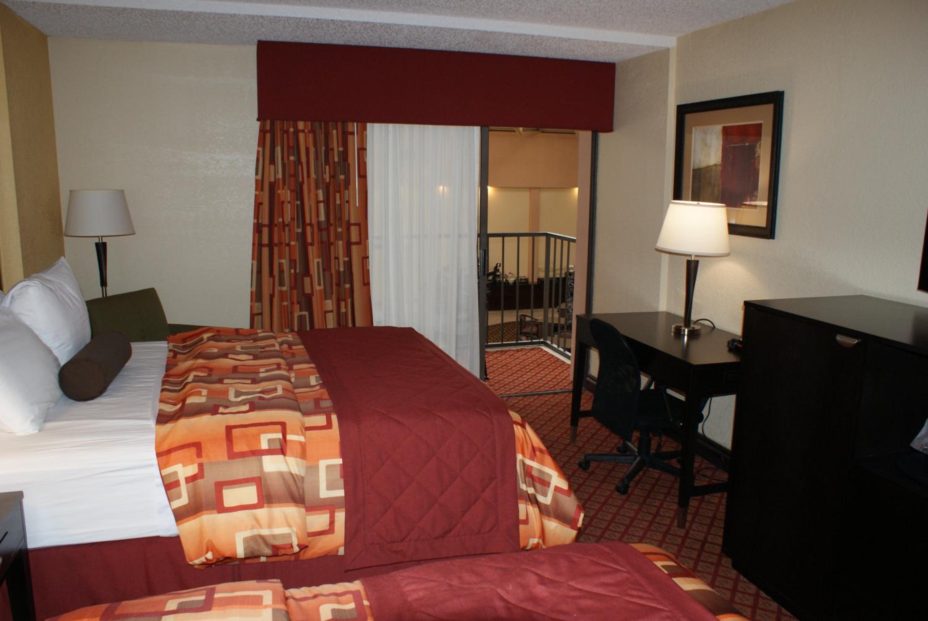 Queen Room with Two Queen Beds - Photo 3