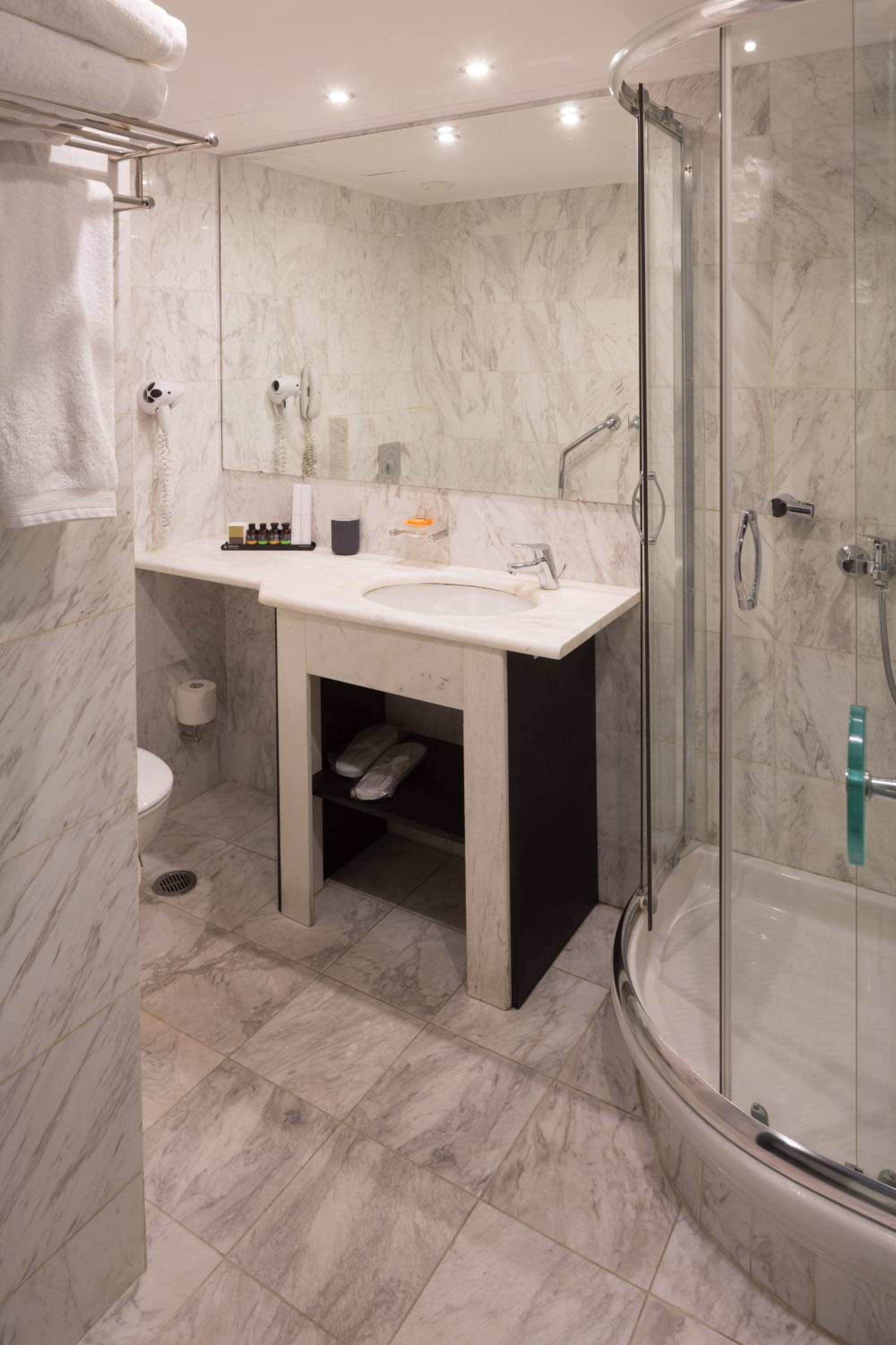 Double or Twin Room with Balcony photo 2
